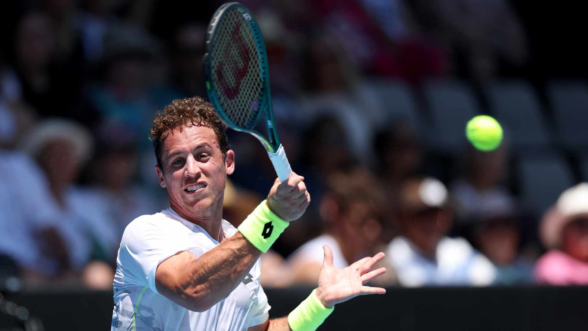 Roberto Carballés Baena vence a Bautista Agut en sets corridos para avanzar a segunda ronda del ATP 250 de Auckland.