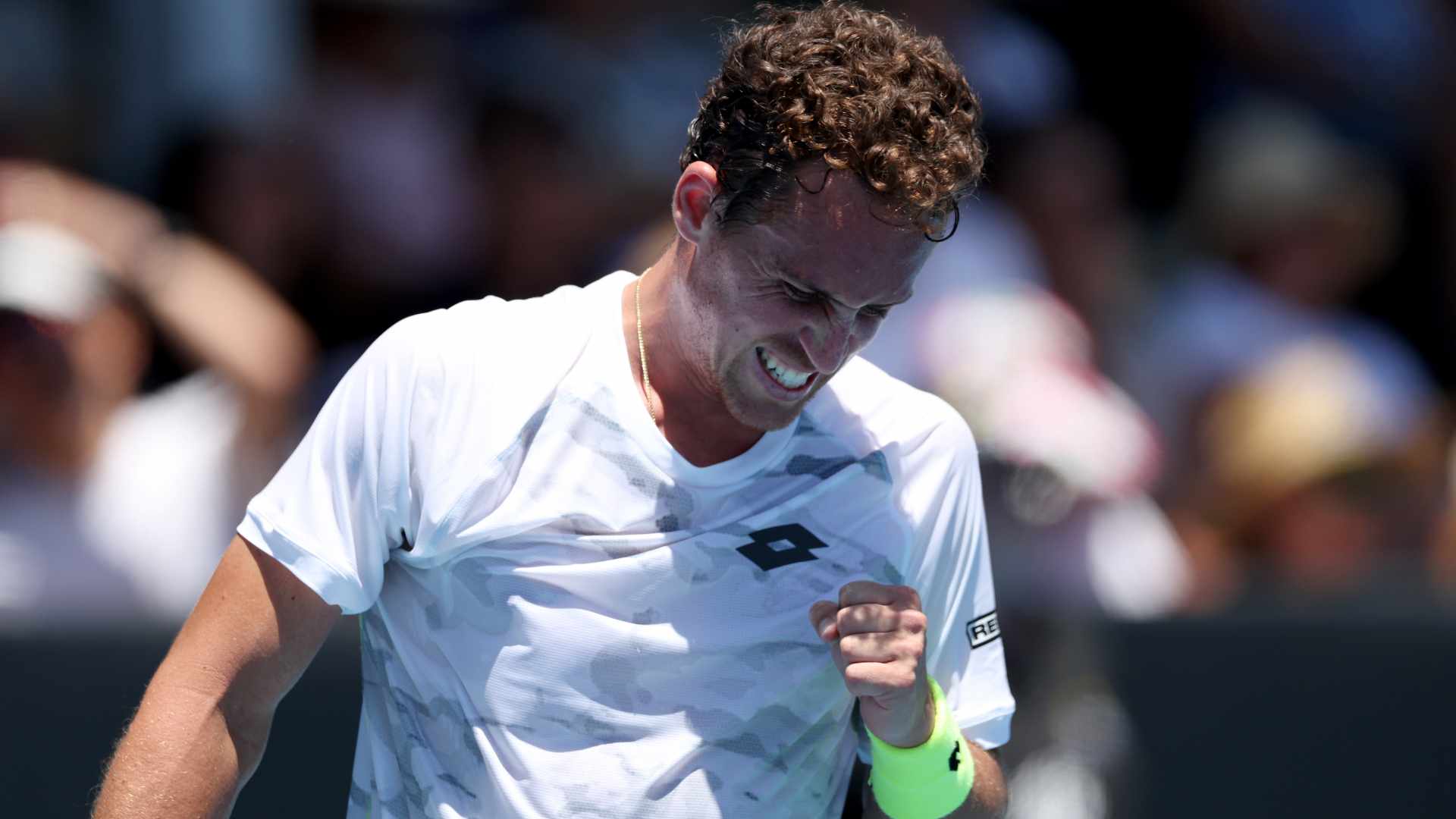 Roberto Carballés Baena queda con récord de 2-0 en el año tras avanzar a cuartos en Auckland.
