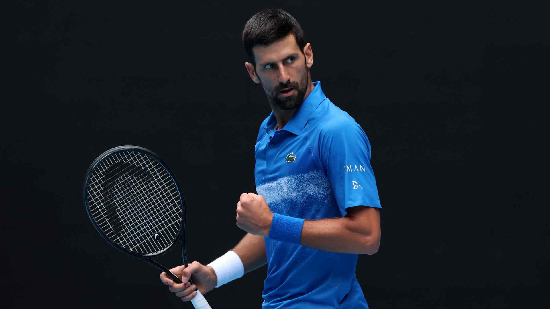Novak Djokovic en acción durante la jornada del miércoles en el Abierto de Australia.