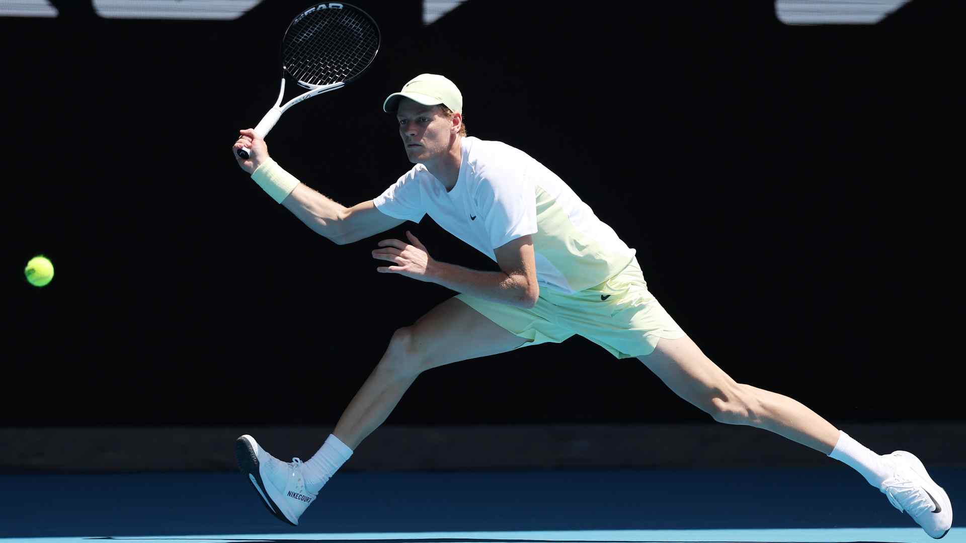 Jannik Sinner en acción durante la jornada del lunes en el Abierto de Australia.