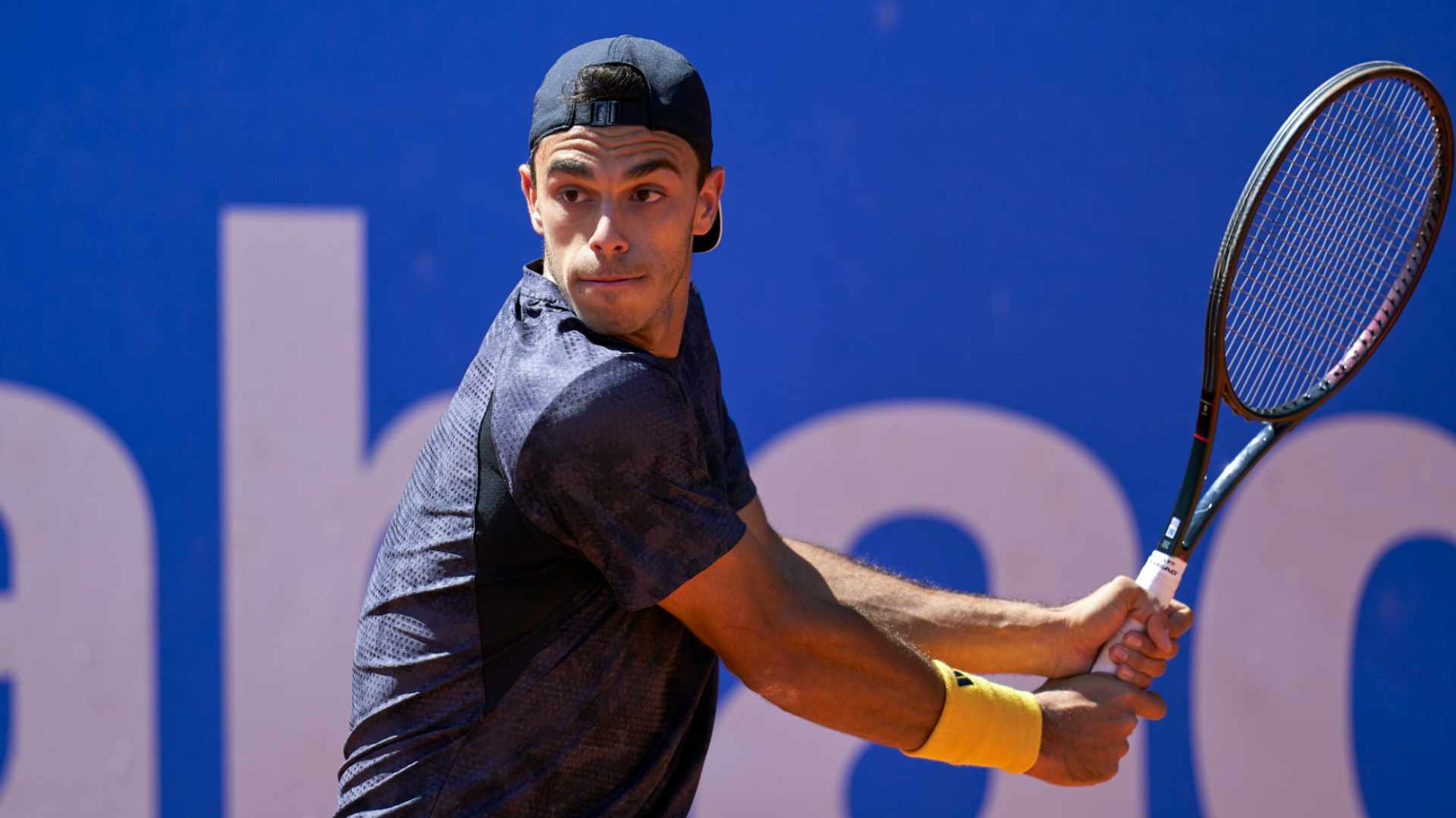 Francisco Cerúndolo avanza a cuartos de final en el ATP 500 de Barcelona.