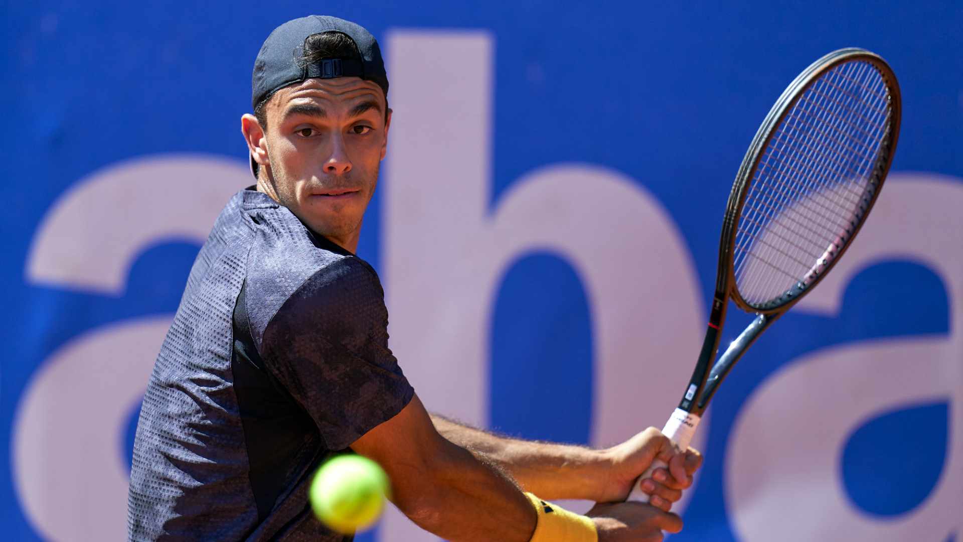 Francisco Cerúndolo debuta con triunfo en Barcelona y deja en 13-10 su récord en la temporada.