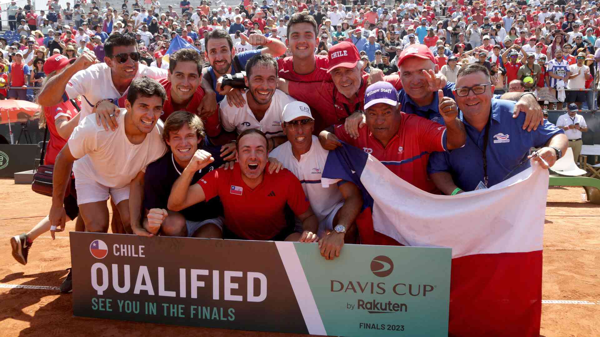 El equipo chileno celebra su triunfo ante Kazajistán en las clasificatorias de Copa Davis 2023.