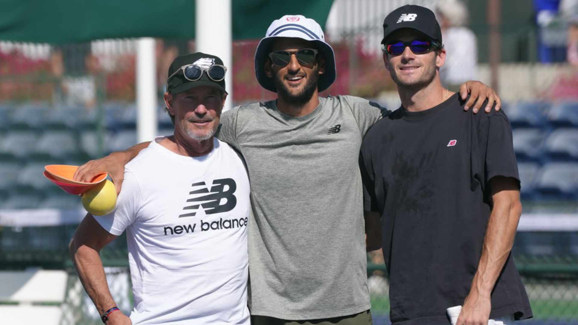 Tommy Paul (der.) junto a su preparador físico Franco Herrero (centro) y su entrenador Brad Stine (izq.).