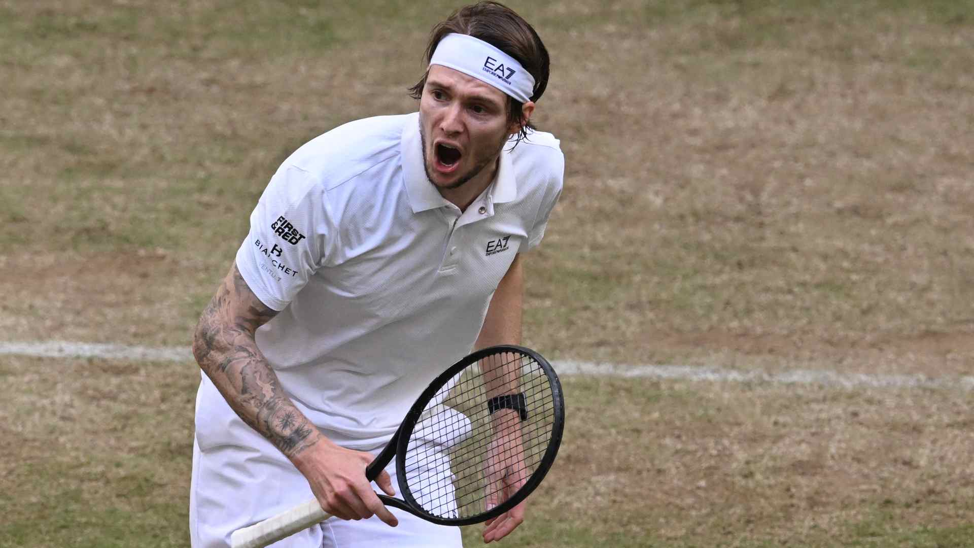 Bublik sigue invicto ante miembros del Top 25 en Halle
