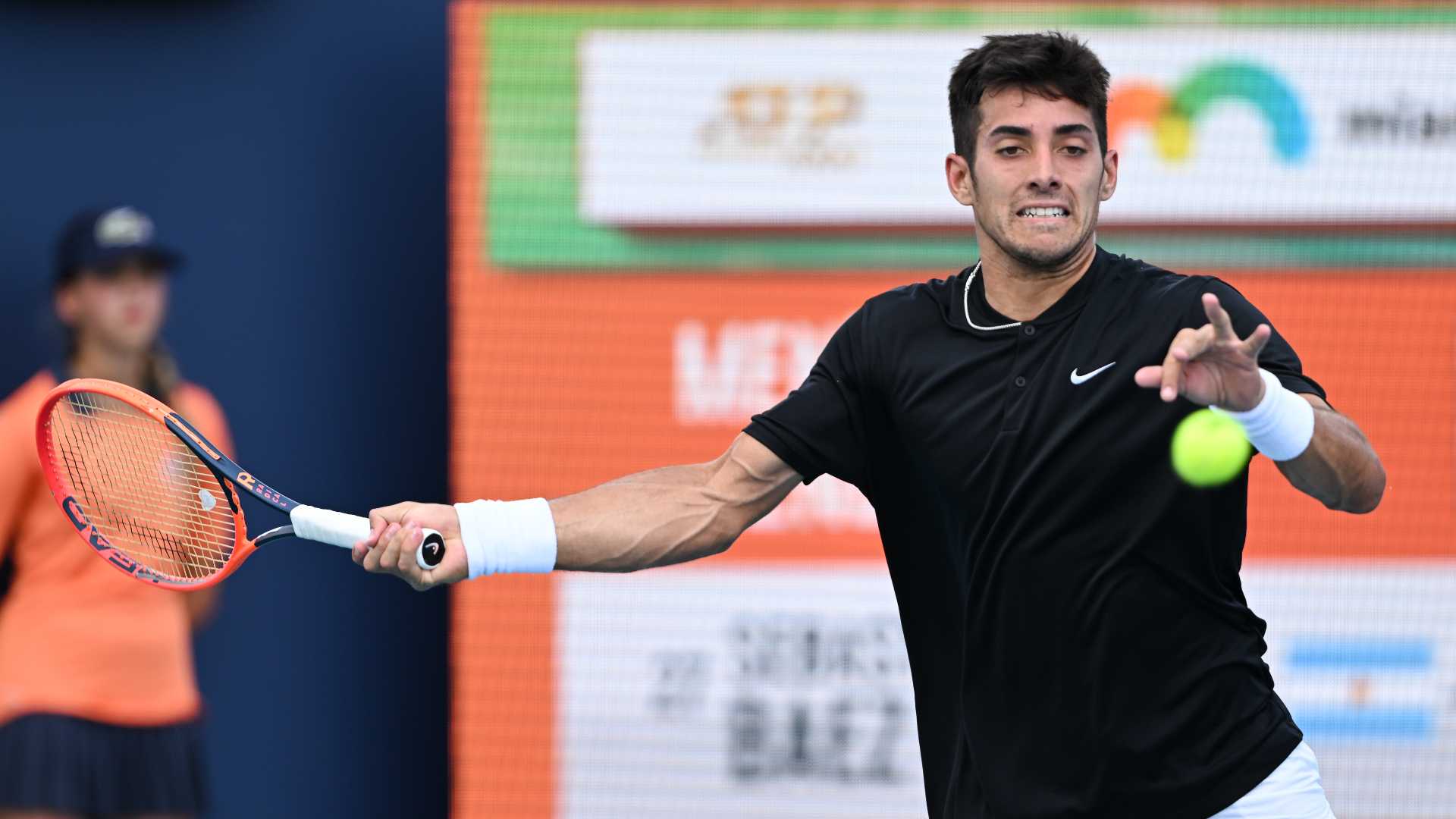 Cristian Garín medirá a Tsitsipas en la jornada del lunes en el Hard Rock Stadium.
