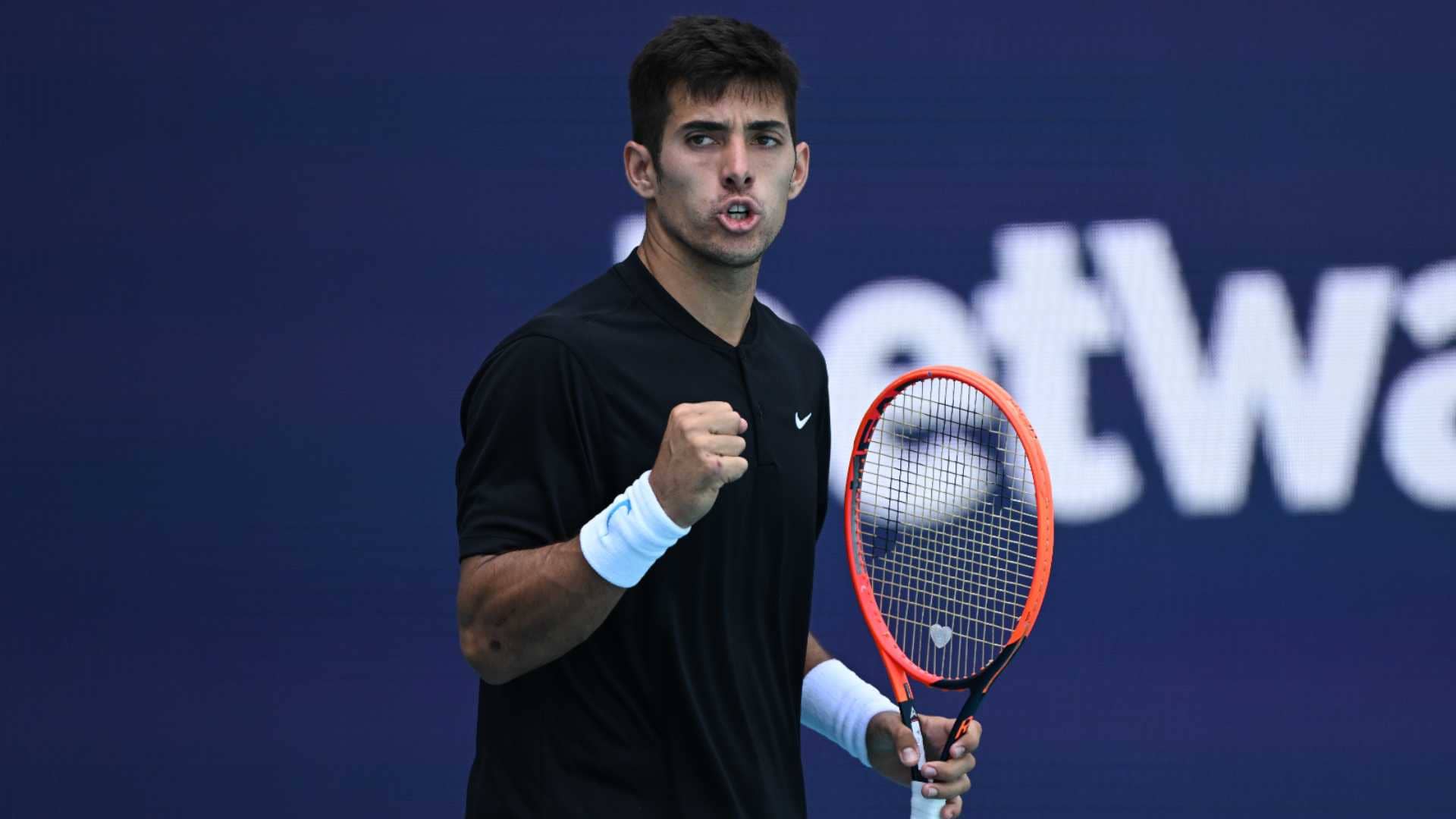 Cristian Garín pasó la fase previa del Miami Open presentado por Itaú y venció a Marcos Giron en primera ronda.