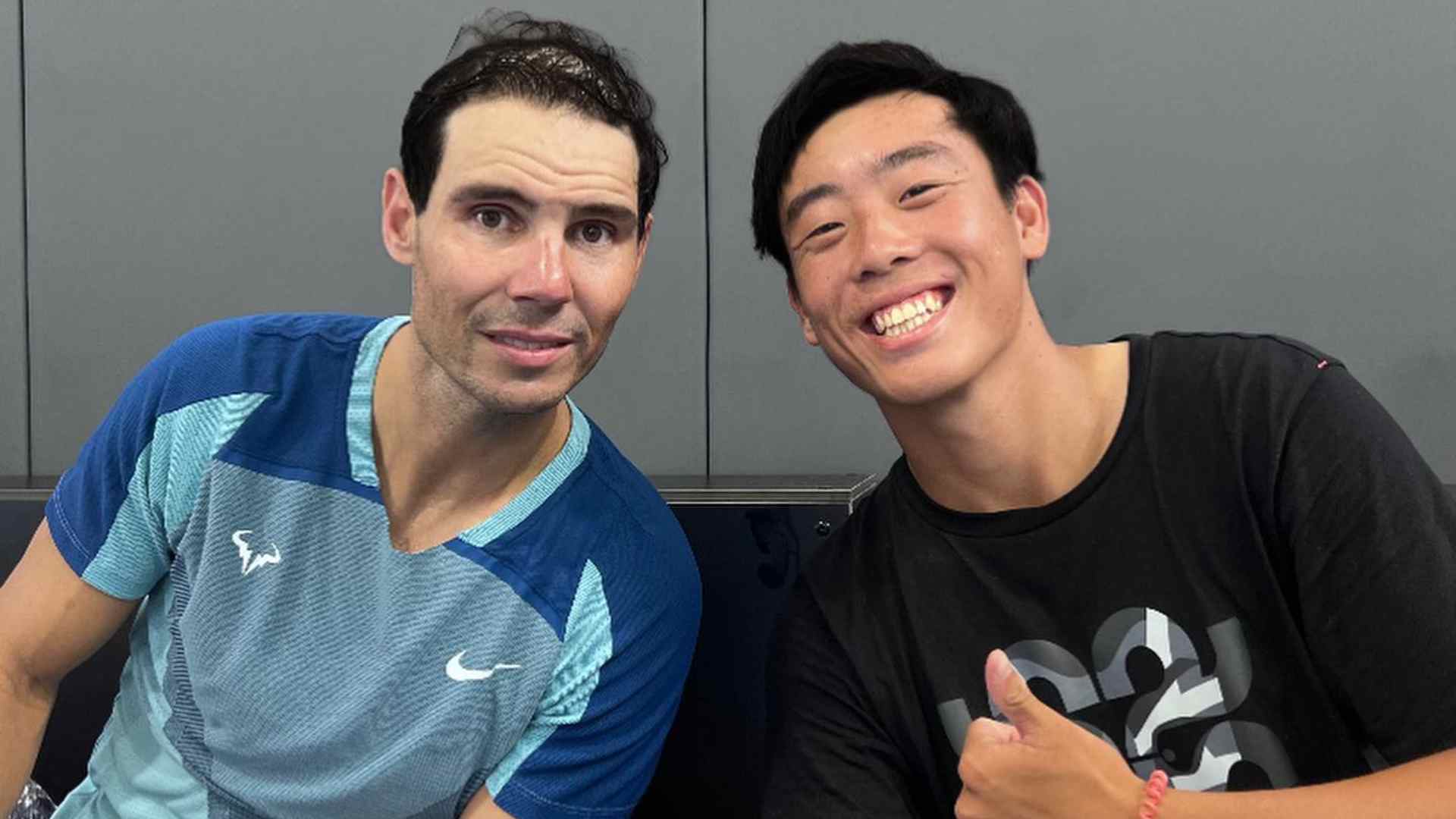 Coleman Wong posando con su ídolo de infancia, Rafael Nadal, en la Rafa Nadal Academy by Movistar.