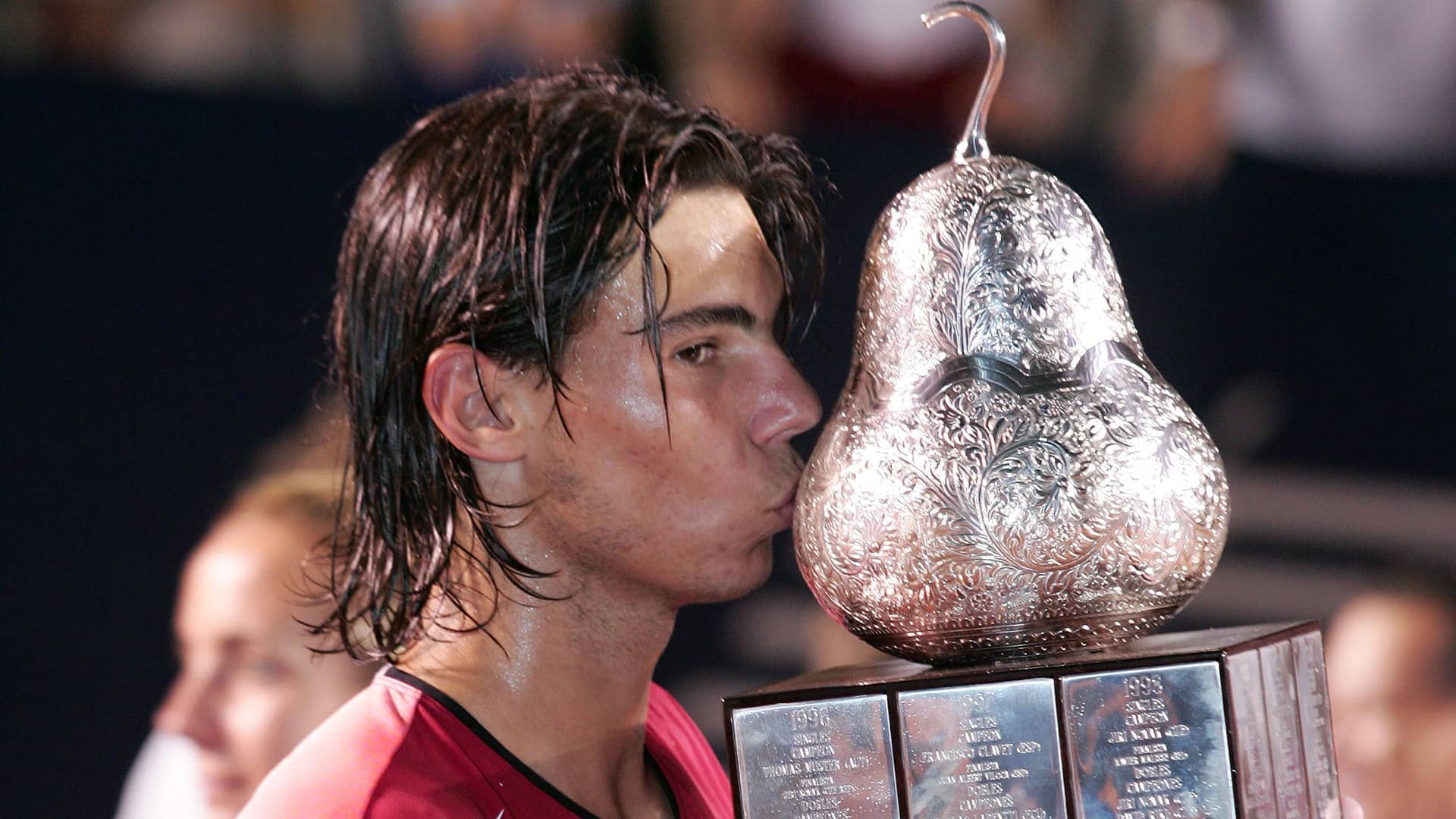 Rafael Nadal levanta el trofeo de Acapulco en la temporada 2005.