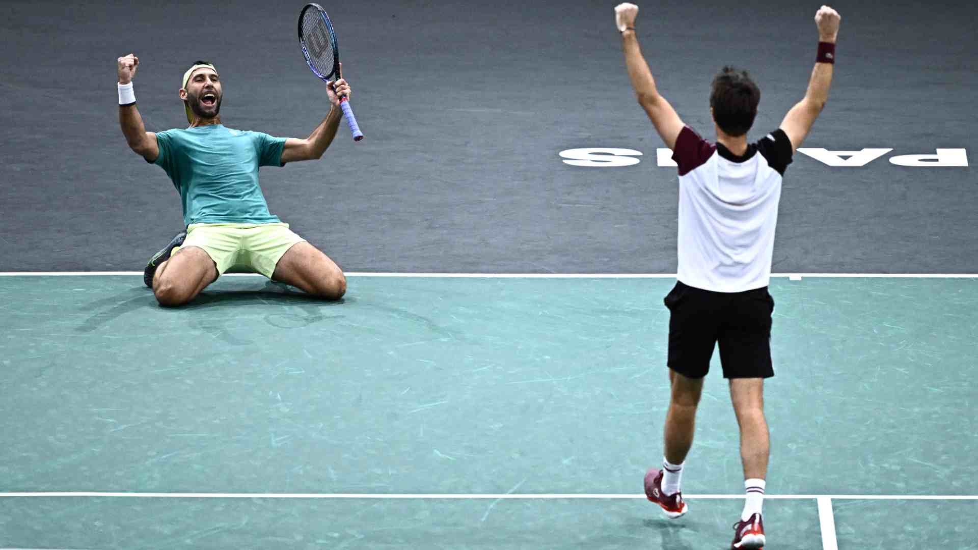 Santiago González celebra arrodillado el título del Rolex Paris Masters 2023 junto con Edouard Roger-Vasselin.