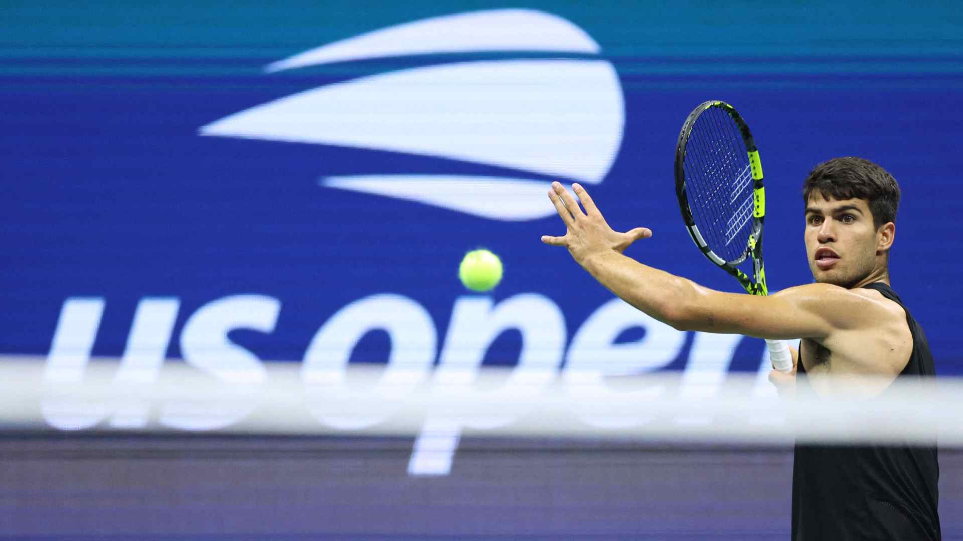 Carlos Alcaraz debuta con triunfo en el US Open, torneo que ganó en 2022.