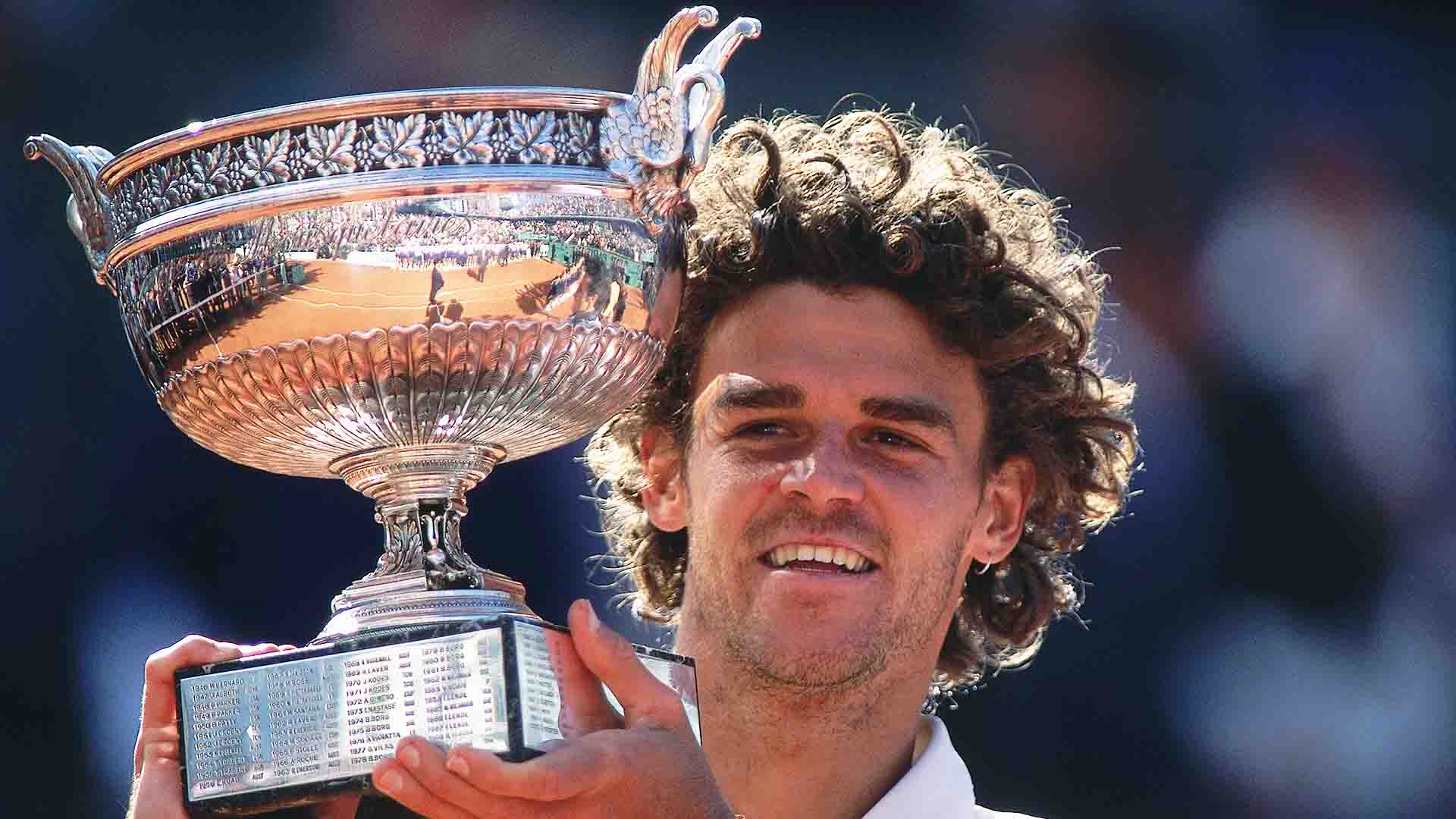 <a href='https://www.atptour.com/es/players/gustavo-kuerten/k293/overview'>Gustavo Kuerten</a> beat <a href='https://www.atptour.com/es/players/alex-corretja/c344/overview'>Alex Corretja</a> in four sets to win his third <a href='https://www.atptour.com/es/tournaments/roland-garros/520/overview'>Roland Garros</a> crown in 2001.