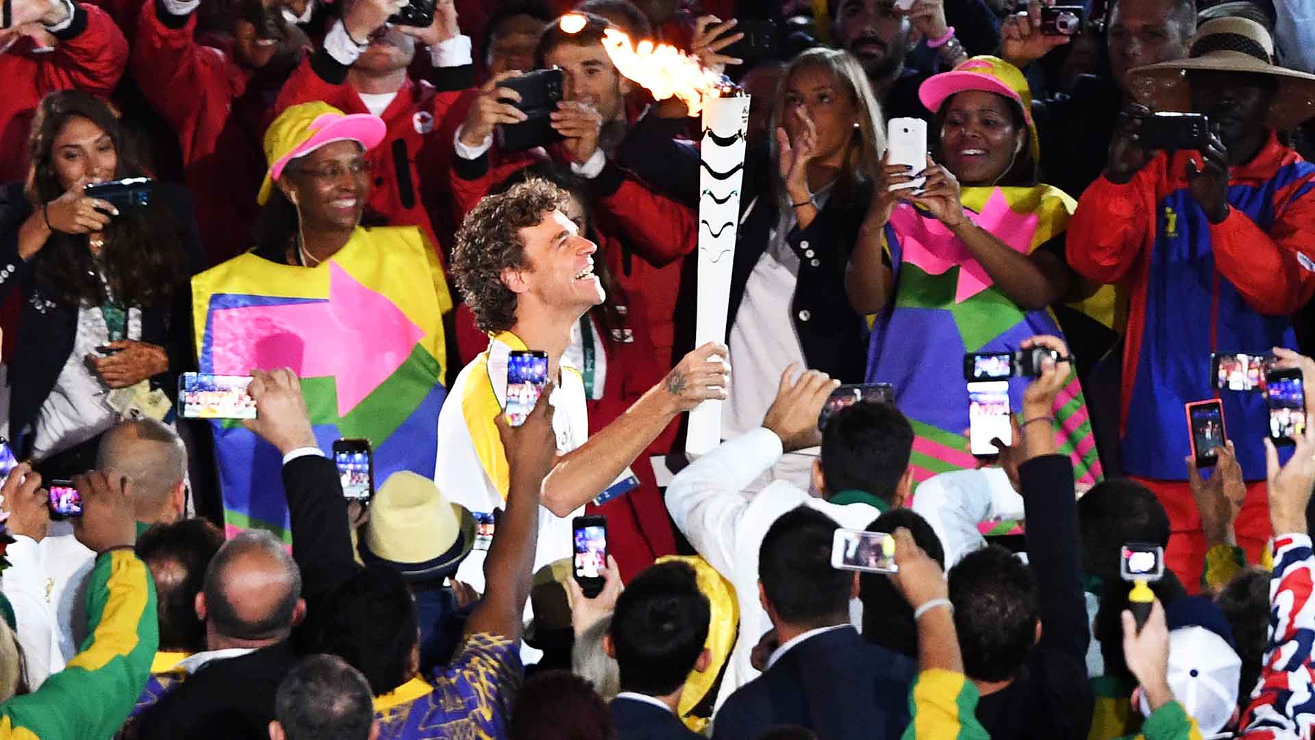 <a href='https://www.atptour.com/es/players/gustavo-kuerten/k293/overview'>Gustavo Kuerten</a> carries the Olympic flame into the Maracana Stadium at the 2016 Olympic Games in Rio de Janeiro.