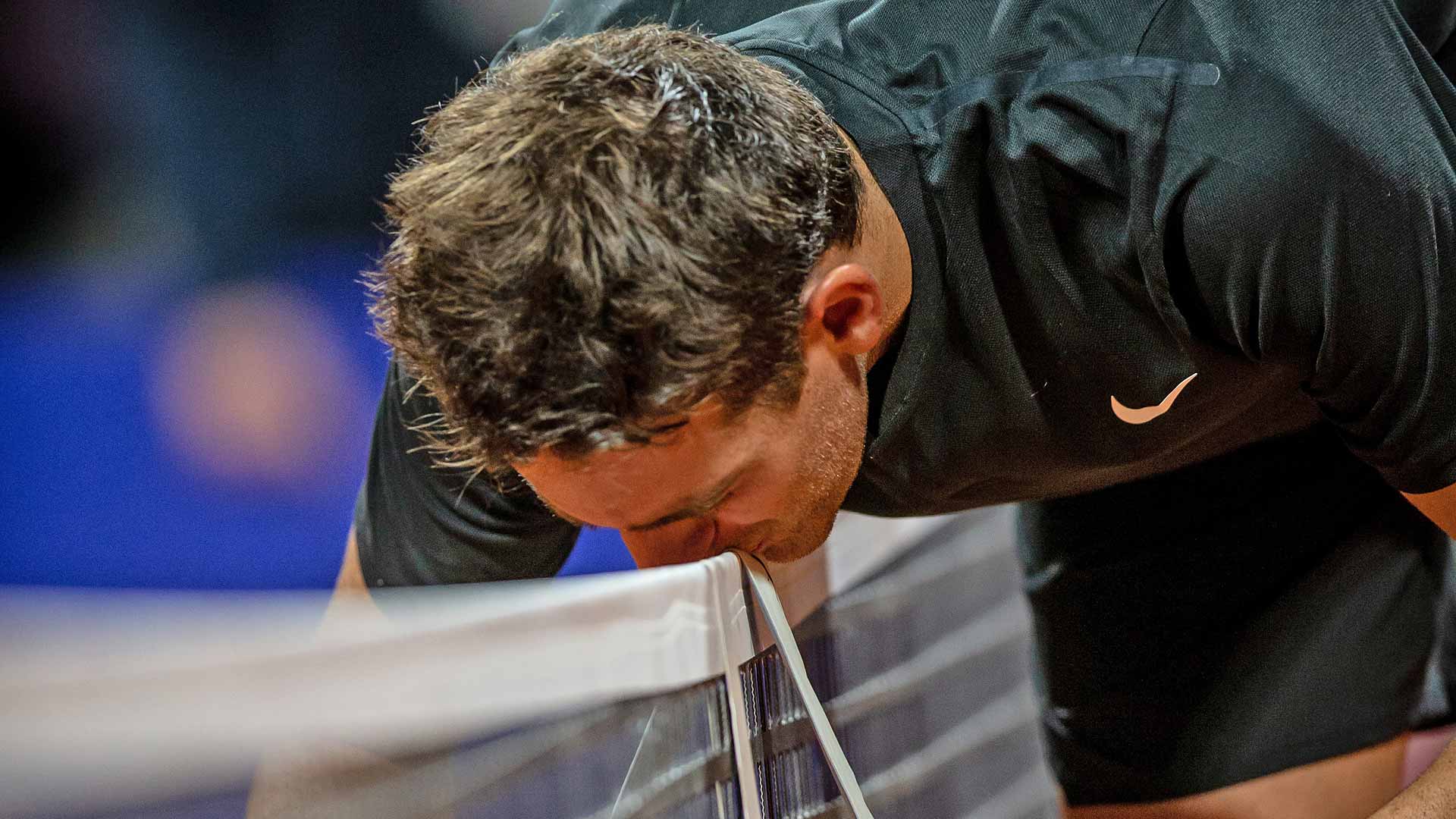 Juan Martín del Potro cuelga su bandana en la red en Buenos Aires tras su partido contra Federico Delbonis.