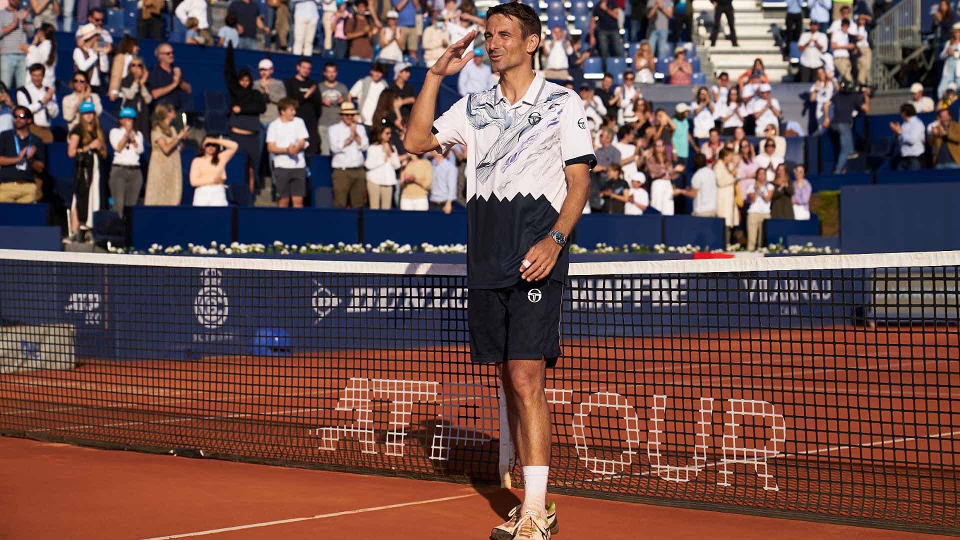 Tommy Robredo greets the Barcelona crowd on Monday following his final match.