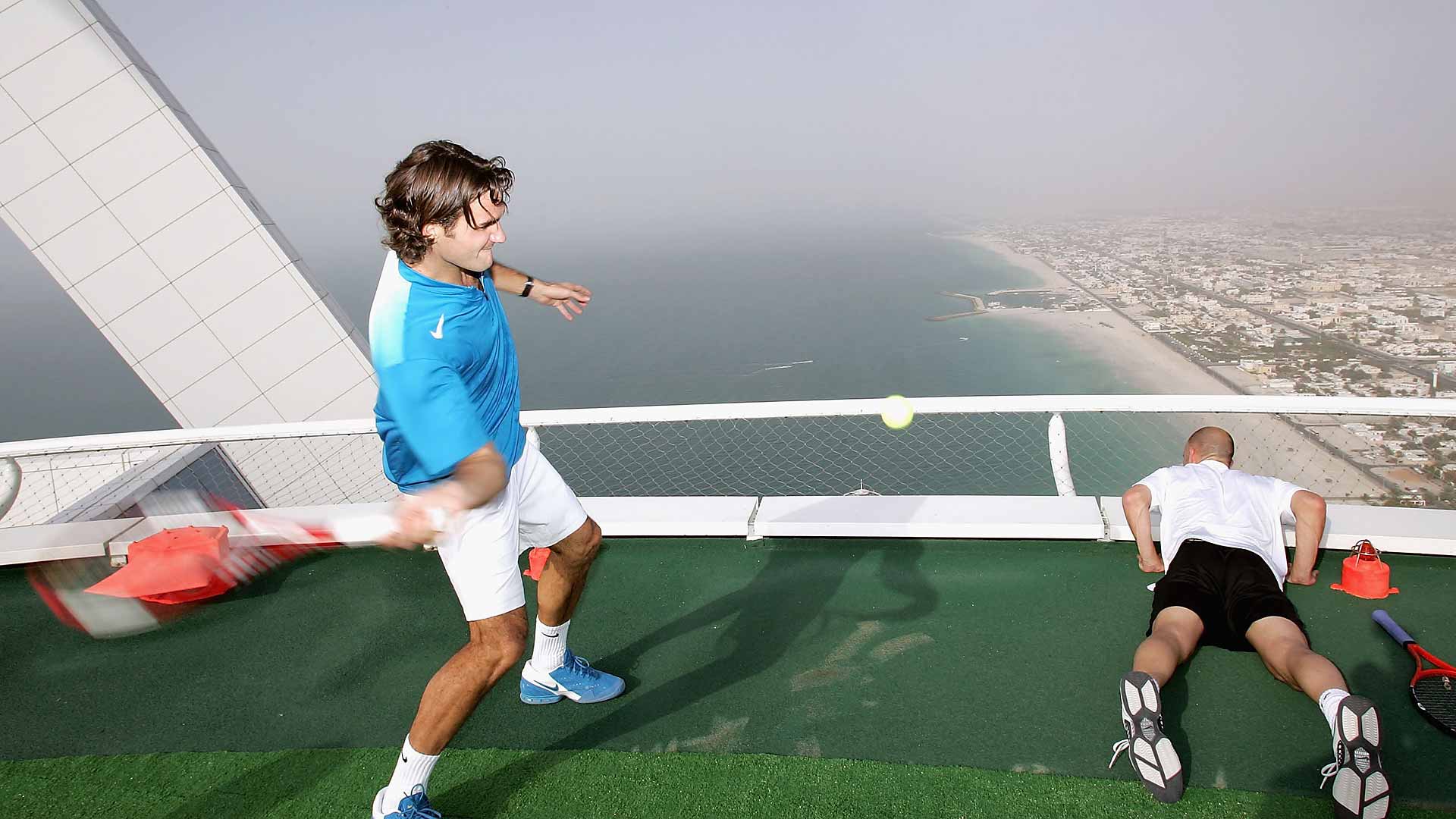 Roger Federer se divierte con Andre Agassi en el helipuerto de Burj Al Arab en 2005.