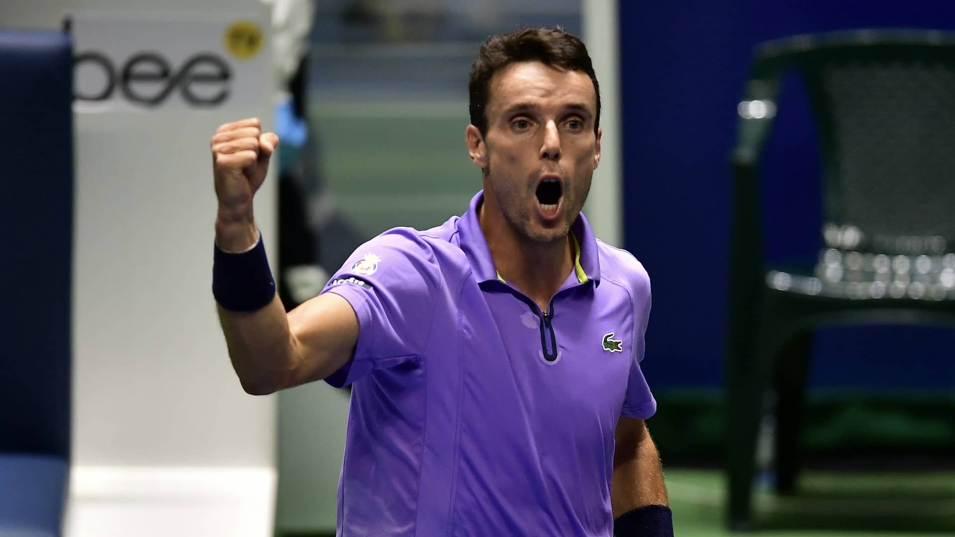 Roberto Bautista celebra su triunfo ante Felix Auger-Aliassime en el Astana Open.