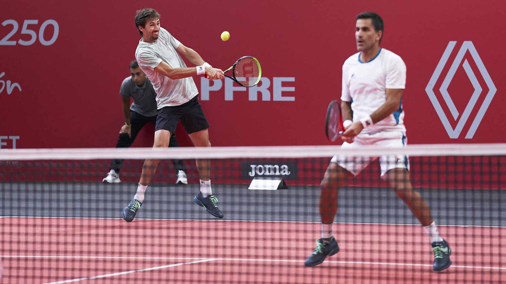 Andres Molteni and Maximo Gonzalez defeat Francisco Cabral and Jamie Murray on Thursday in straight sets in Gijon.