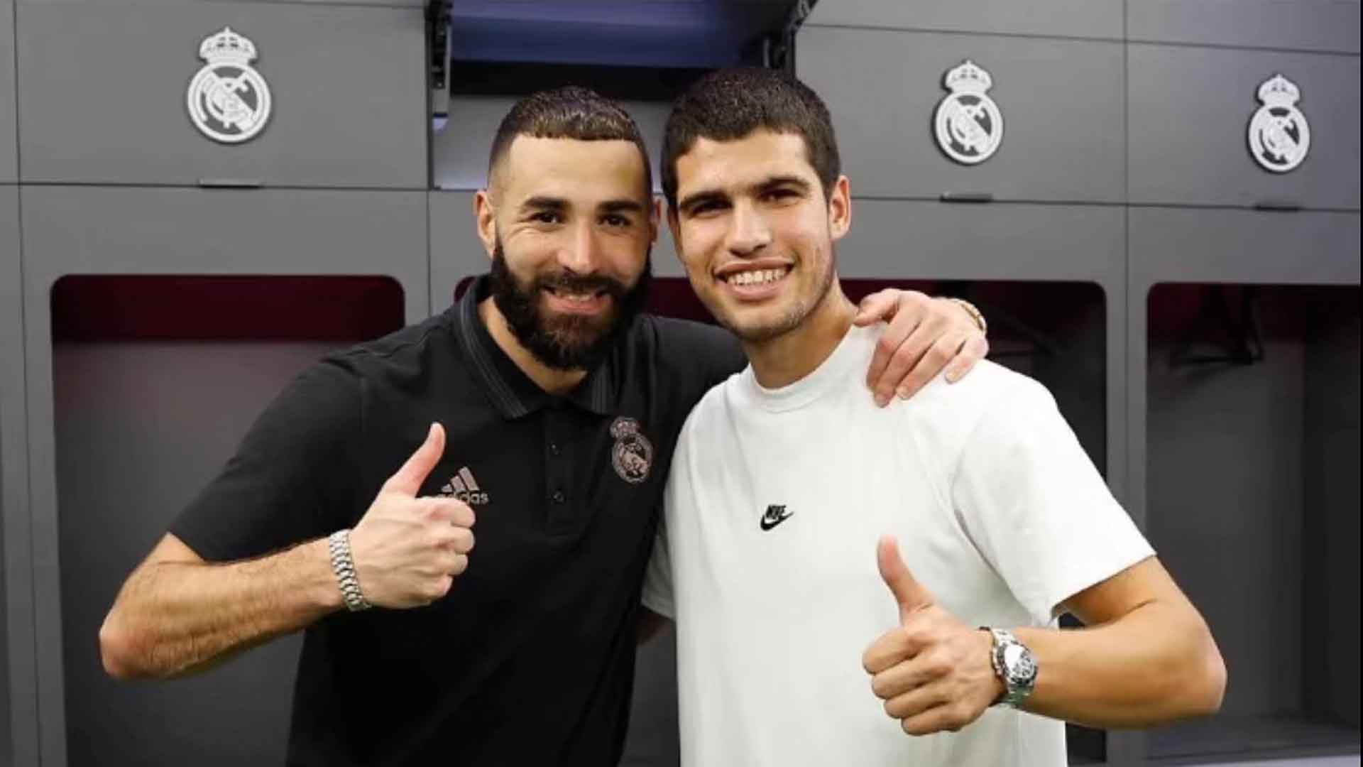 Carlos Alcaraz, en el vestuario del Real Madrid, junto al goleador y balón de oro Karim Benzema.