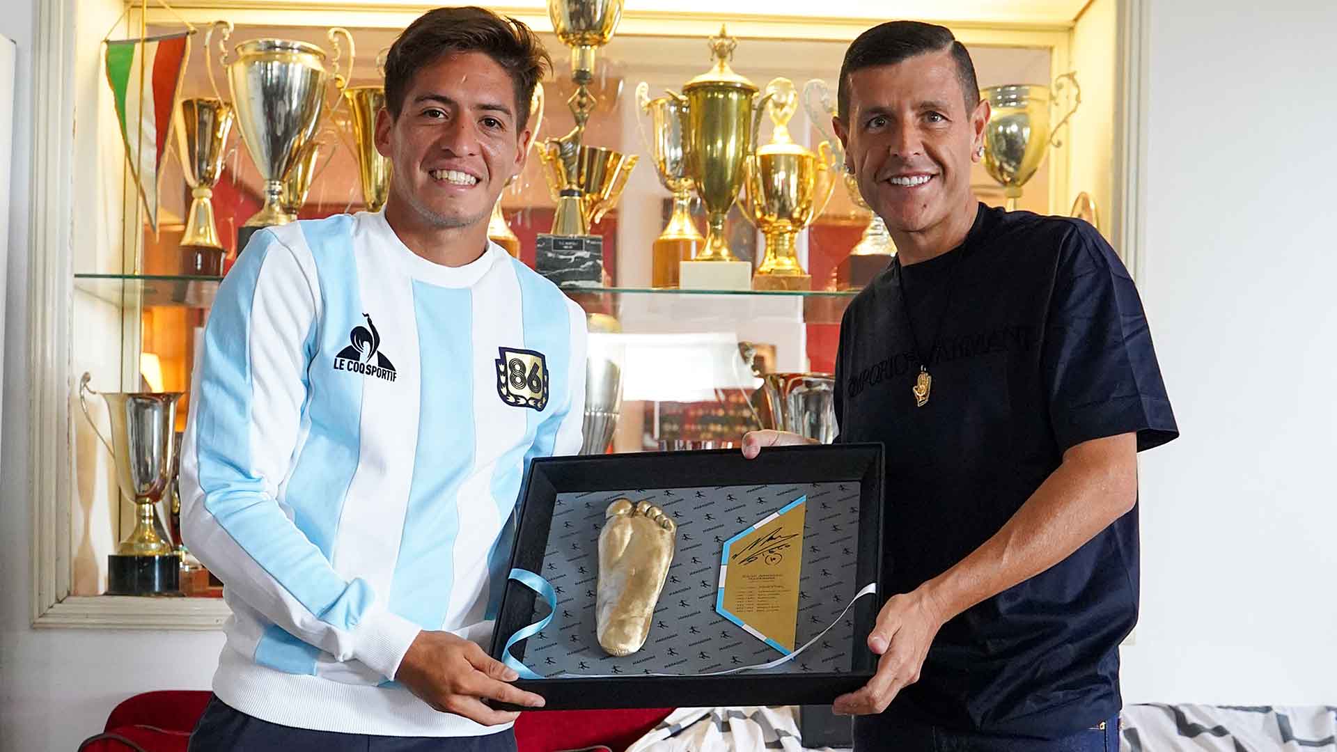 Sebastián Báez y Stefano Ceci, ex mánager de Maradona, con la réplica del pie de Diego.
