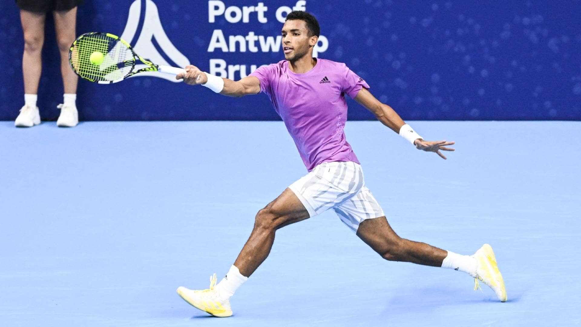 Felix Auger-Aliassime extends his winning streak to six matches by reaching the Antwerp semi-finals.