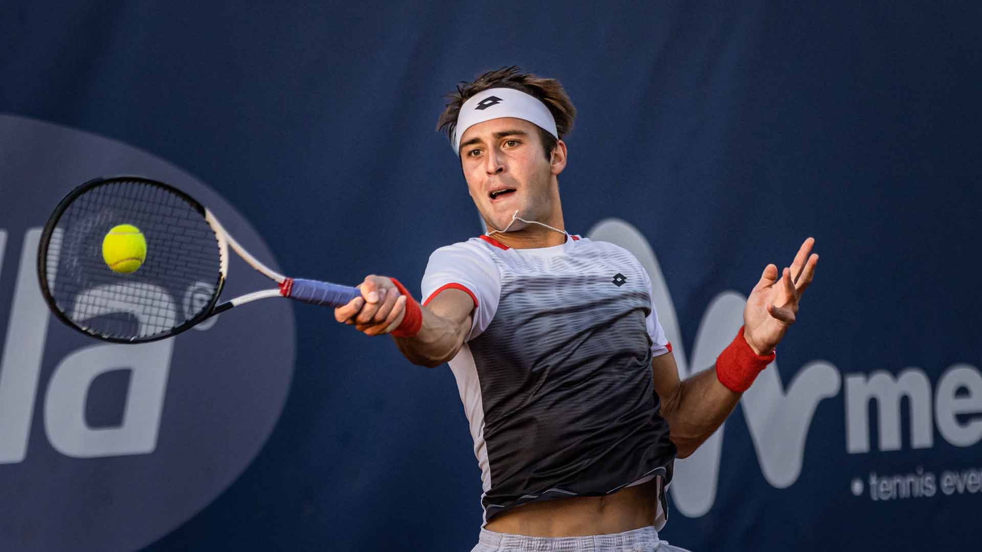 <a href='https://www.atptour.com/en/players/tomas-martin-etcheverry/ea24/overview'>Tomas Martin Etcheverry</a> in action at the 2022 Parma Challenger.