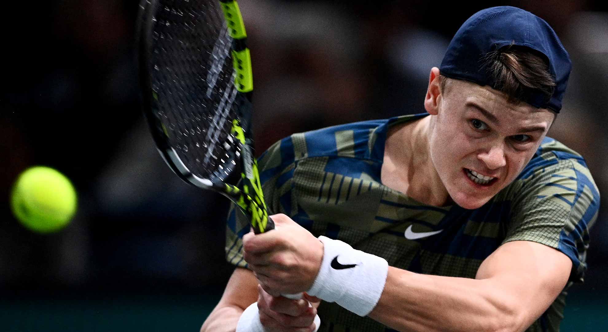 Holger Rune compite ante el No. 1 mundial Carlos Alcaraz en el Rolex Paris Masters.