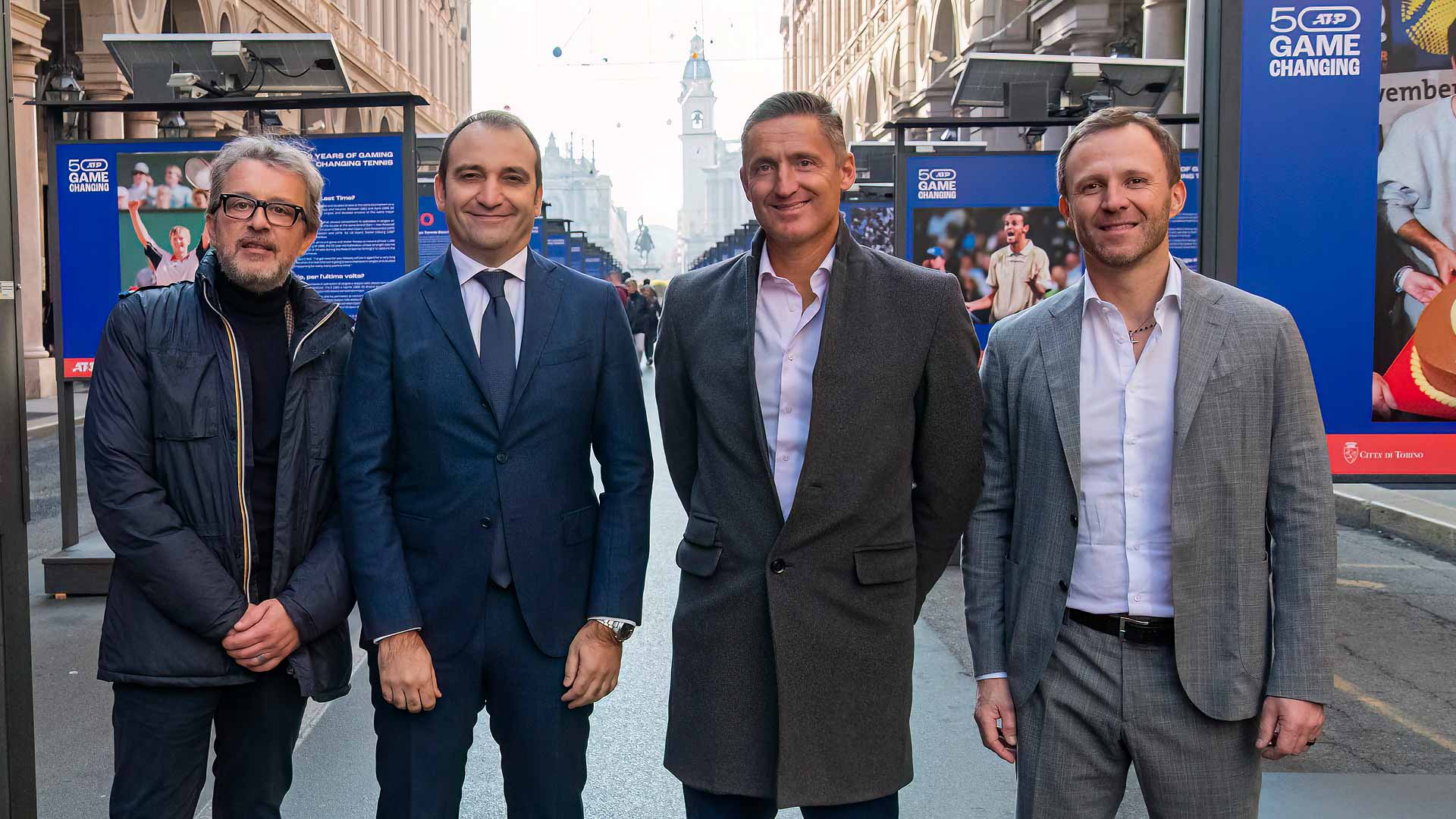 El concejal de deportes de la ciudad de Turín Domenico Carretta, el alcalde de Turín Stefano Lo Russo, el presidente de la ATP Andrea Gaudenzi y el CEO de ATP Massimo Calvelli en la instalación de ATP 50.