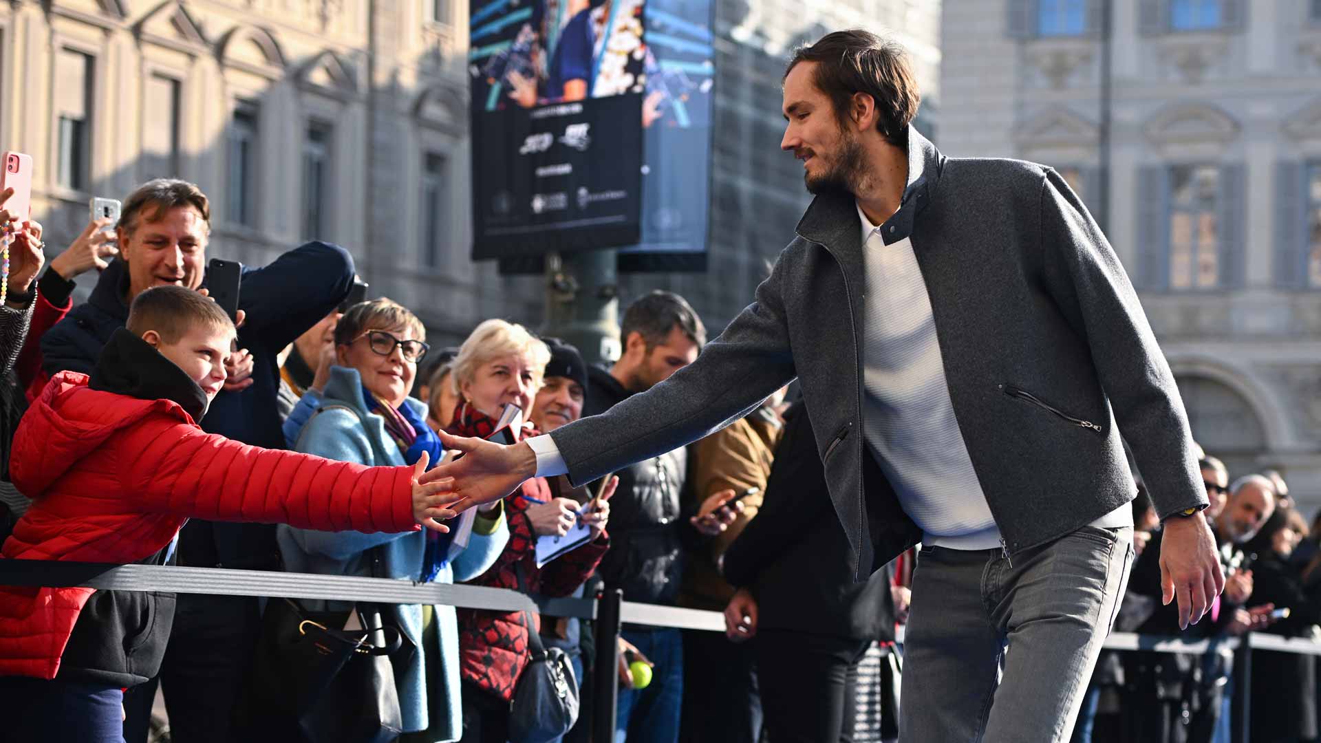<a href='https://www.atptour.com/en/players/daniil-medvedev/mm58/overview'>Daniil Medvedev</a> interacting with the fans at the 2022 <a href='https://www.atptour.com/en/tournaments/nitto-atp-finals/605/overview'>Nitto ATP Finals</a> media day.