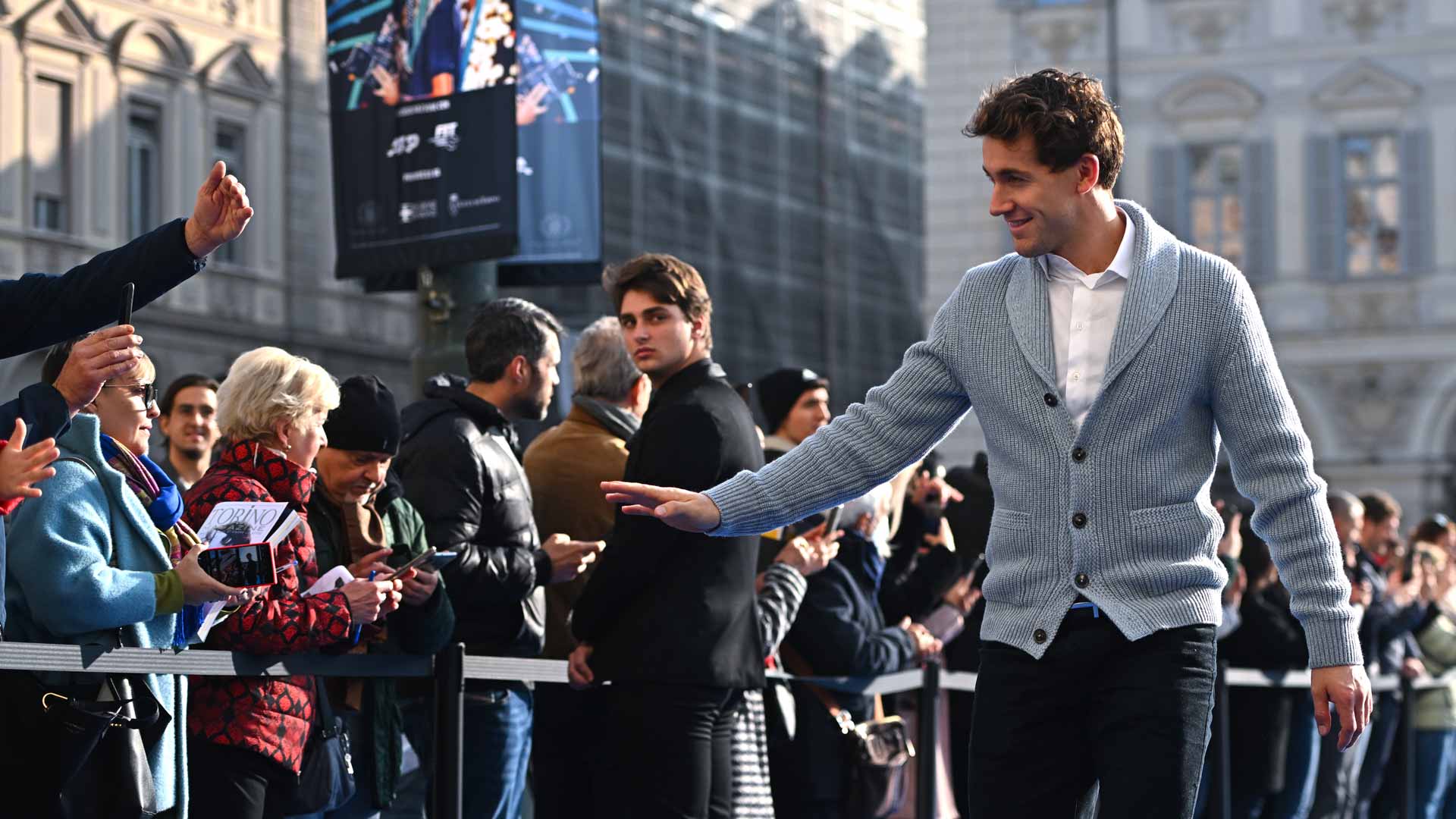 <a href='https://www.atptour.com/en/players/casper-ruud/rh16/overview'>Casper Ruud</a> greets fans at the 2022 <a href='https://www.atptour.com/en/tournaments/nitto-atp-finals/605/overview'>Nitto ATP Finals</a> media day.