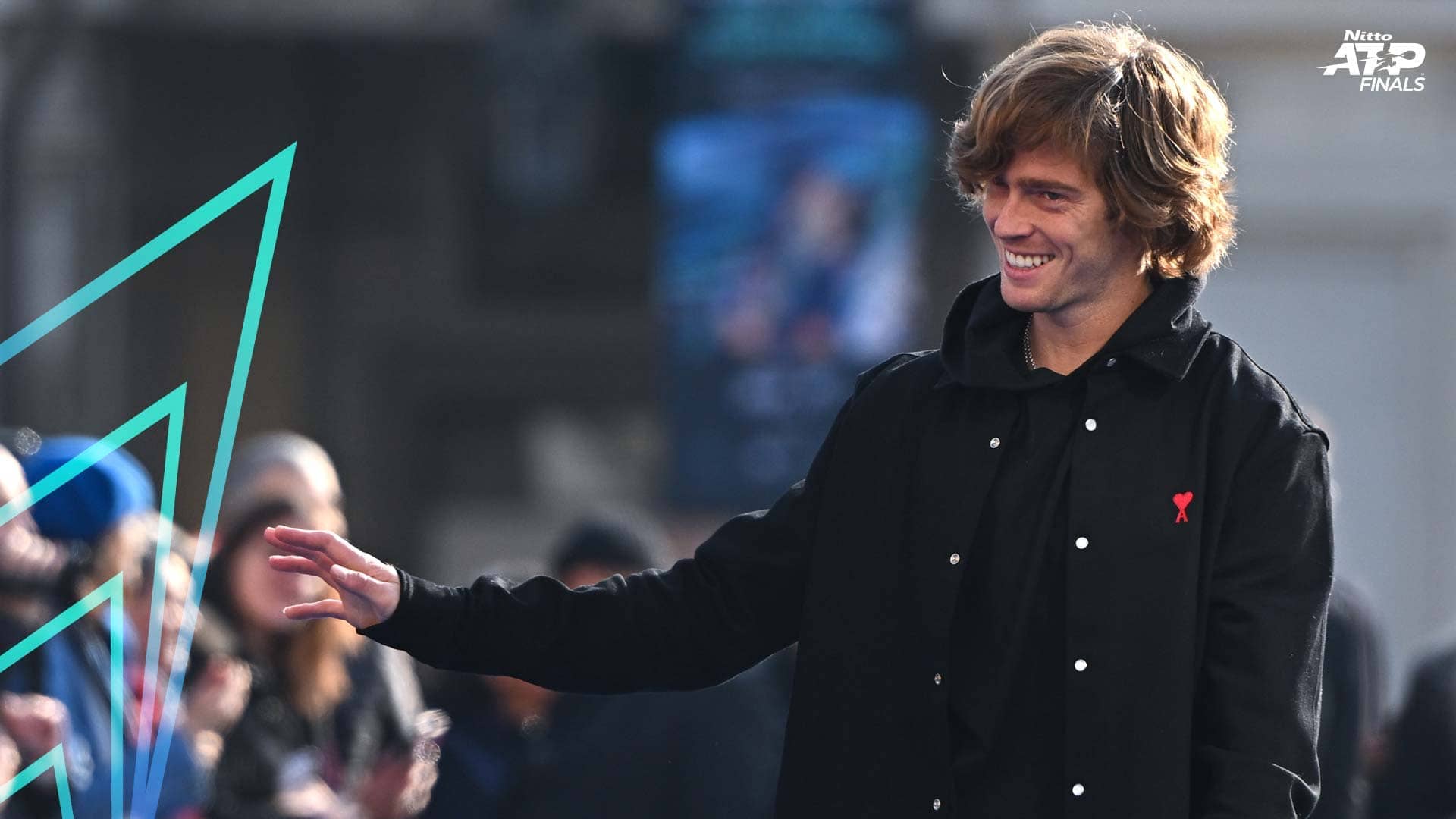 Andrey Rublev saluda a los aficionados en la Piazza San Carlo de Turín.