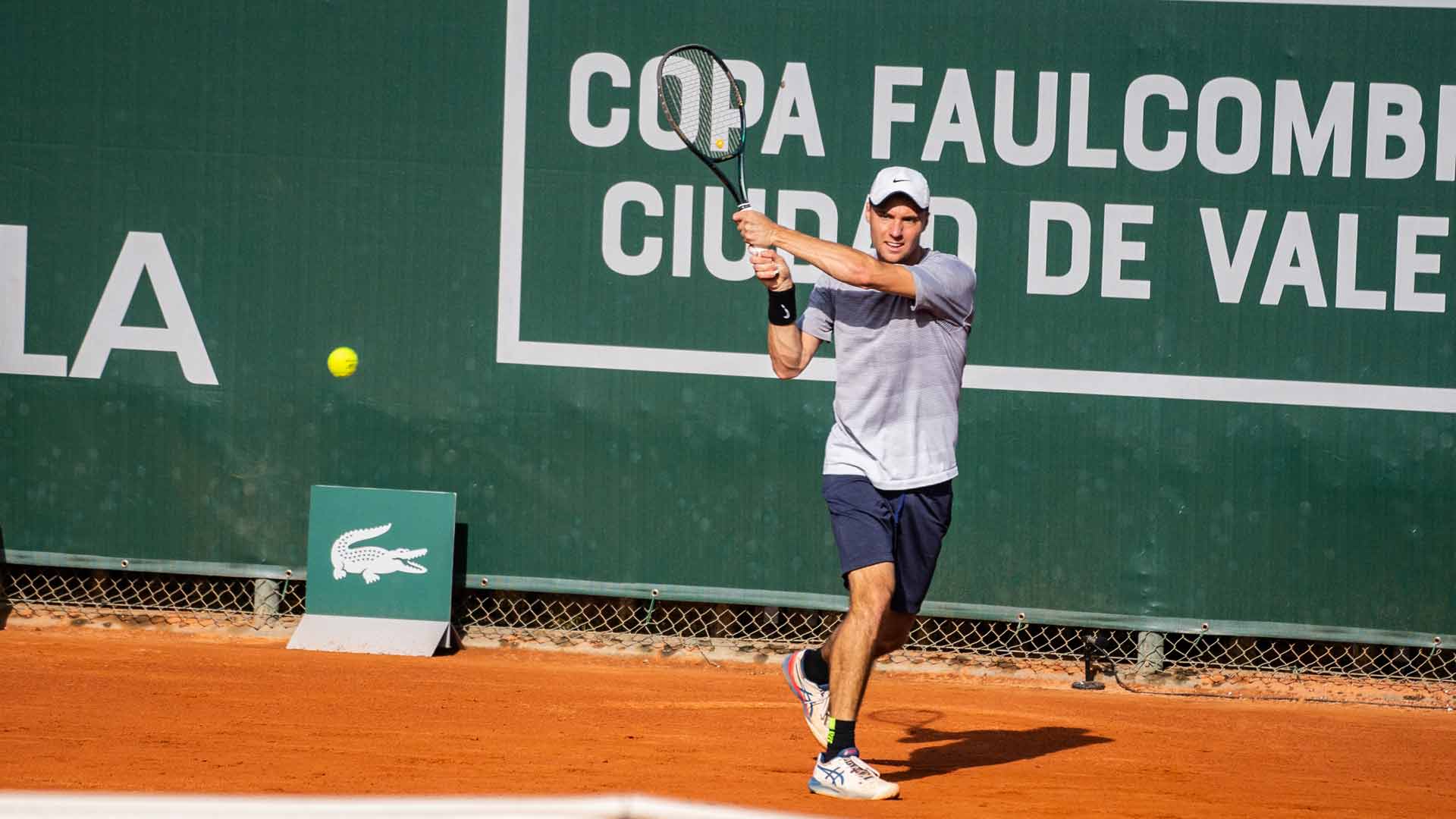 <a href='https://www.atptour.com/en/players/oleksii-krutykh/k0dp/overview'>Oleksii Krutykh</a> in action at the 2022 Valencia Challenger.