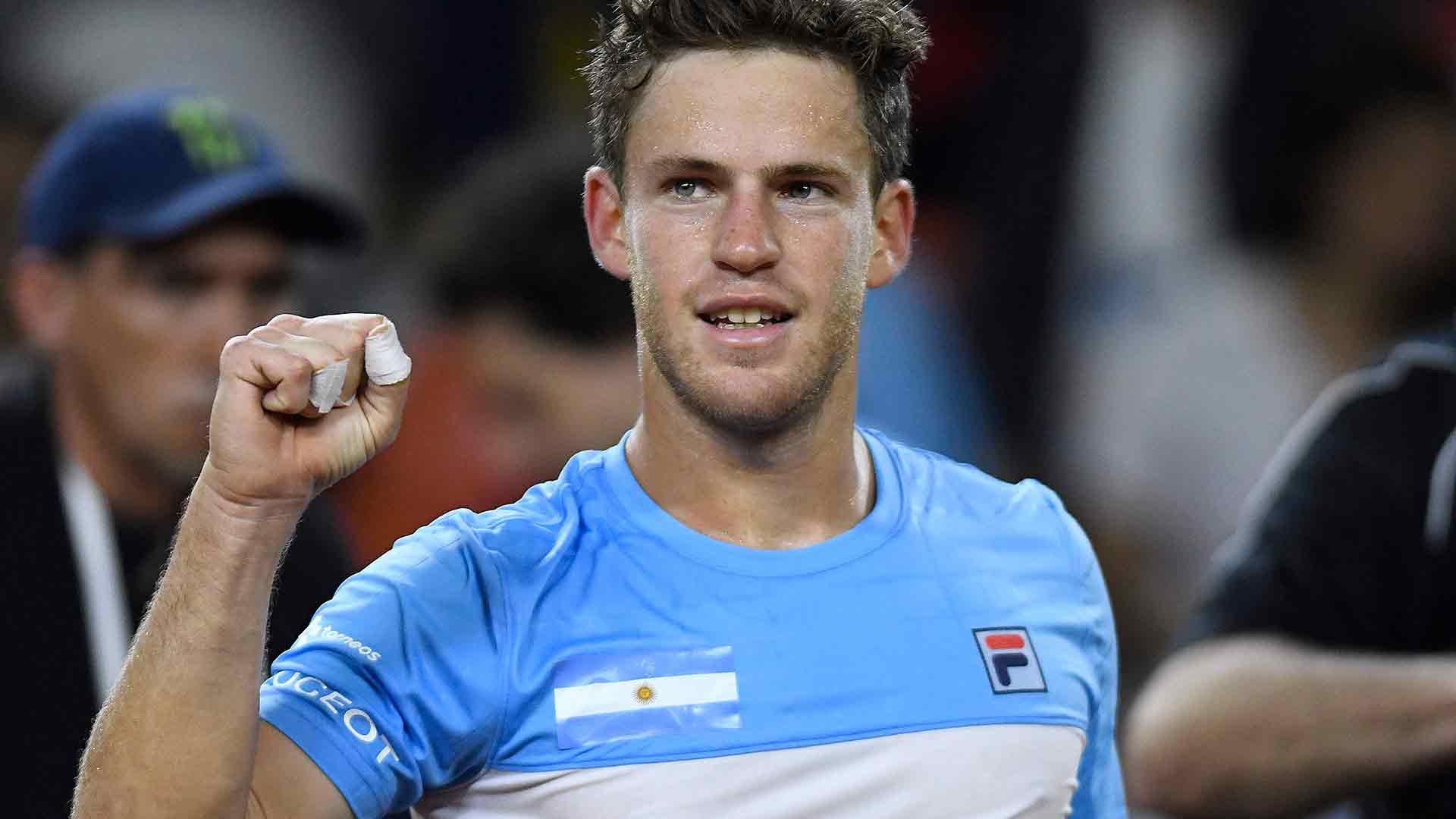 Diego Schwartzman celebra una victoria defendiendo a Argentina.