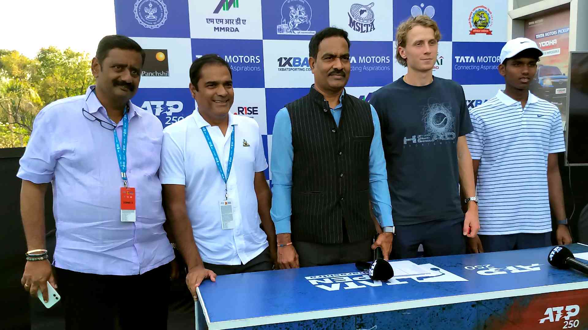 Emil Ruusuvuori (second from right) and 15-year-old Manas Dhamne (right) attend the Pune draw ceremony.