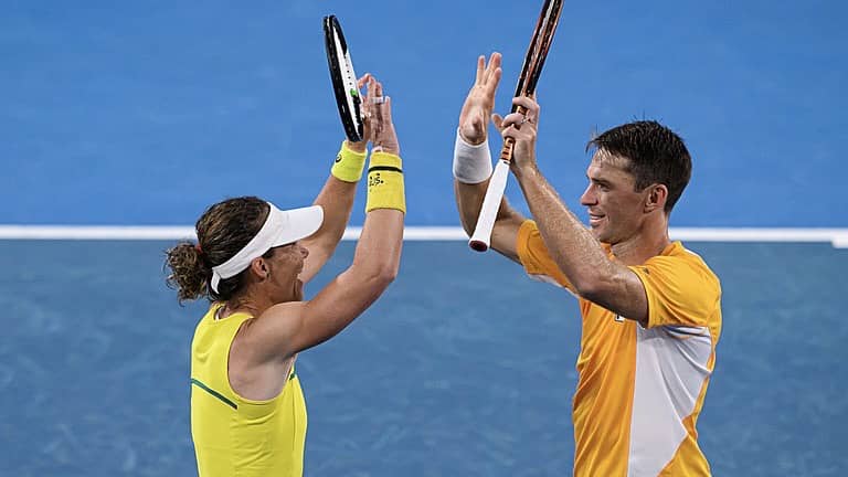 Sam Stosur y John Peers celebran la victoria en el dobles mixto para ganar la eliminatoria ante España en la United Cup.