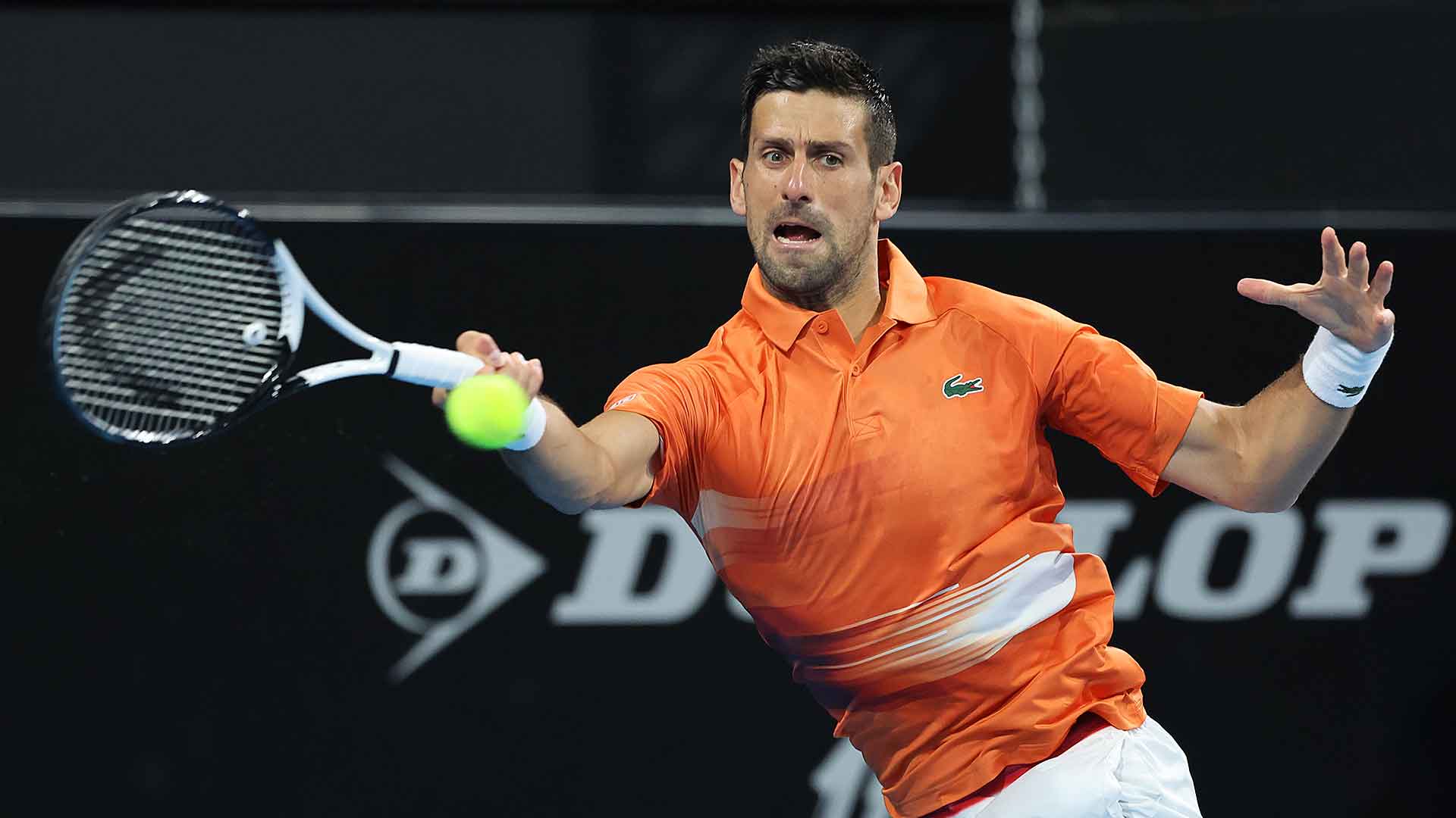 Novak Djokovic en acción frente a Denis Shapovalov en el Adelaide International 1 este viernes.
