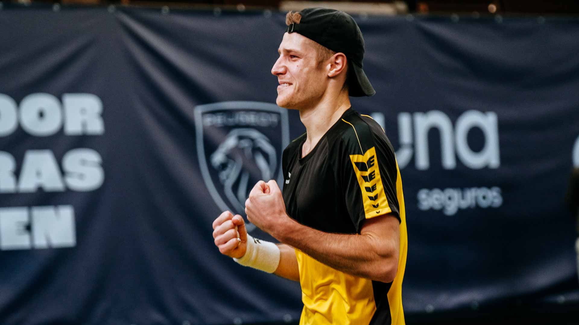 Joris De Loore celebrates winning the 2023 Oeiras-1 Challenger.