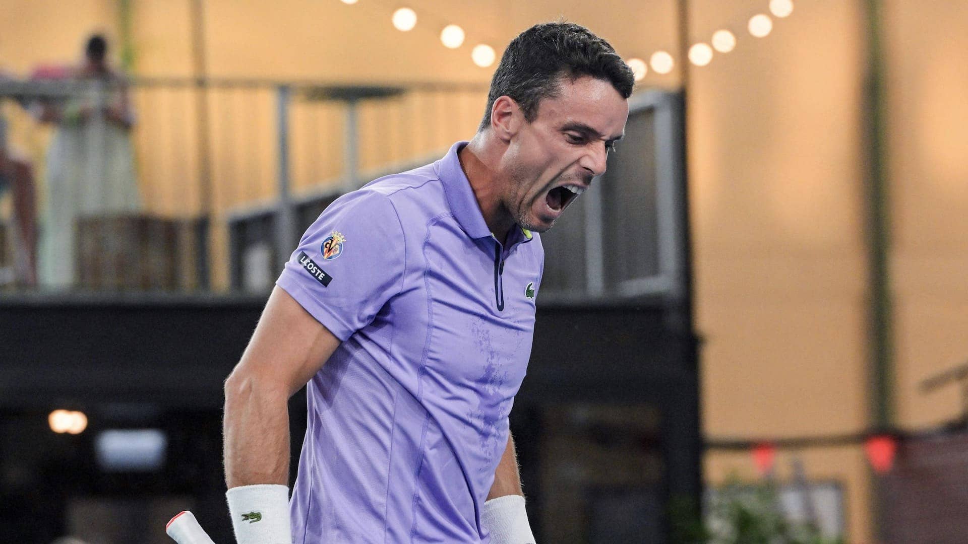 Roberto Bautista Agut celebra un punto ante Thanasi Kokkinakis en Adelaida.