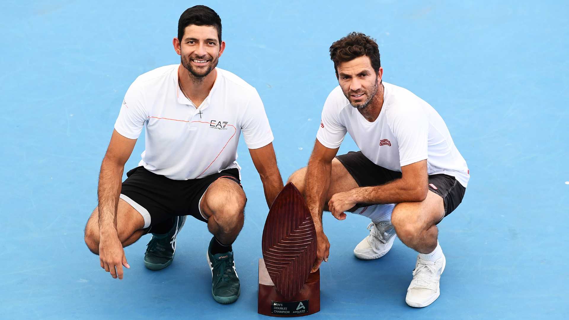 Marcelo Arévalo y Jean-Julien Rojer posan con el trofeo de campeones en Adelaida.