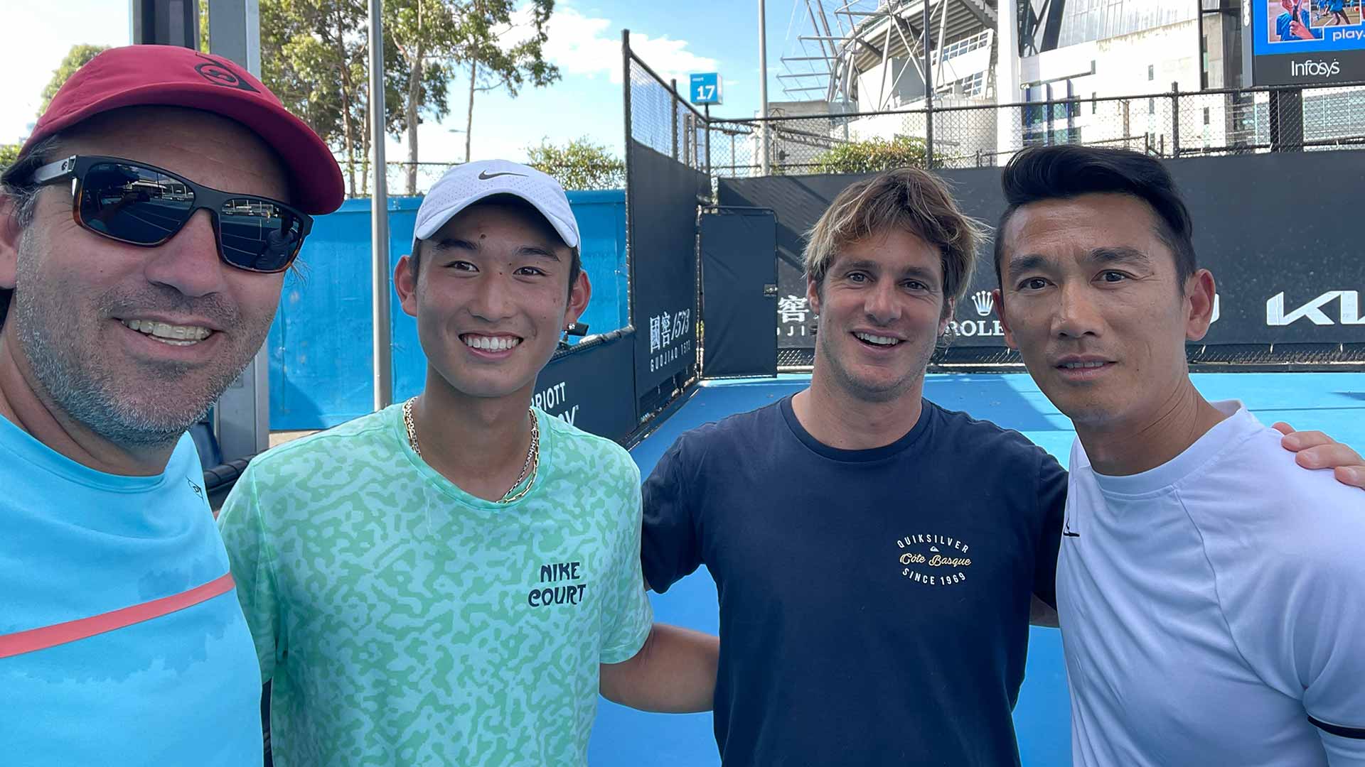 <a href='https://www.atptour.com/es/players/juncheng-shang/s0re/overview'>Juncheng Shang</a> and team