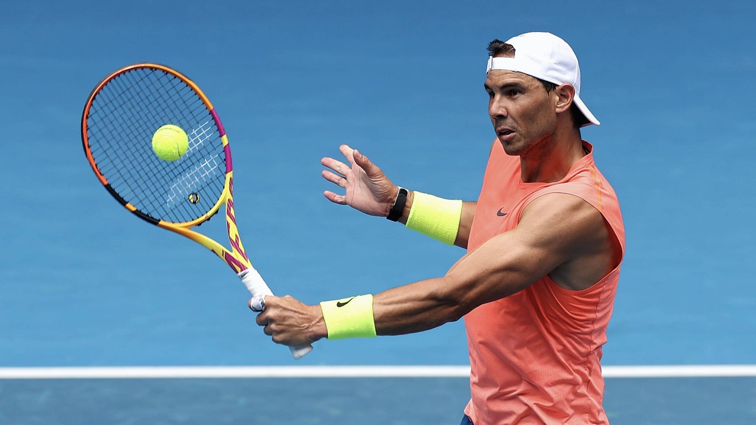 Rafael Nadal durante un entrenamiento en Melbourne antes de competir en el Abierto de Australia 2023.