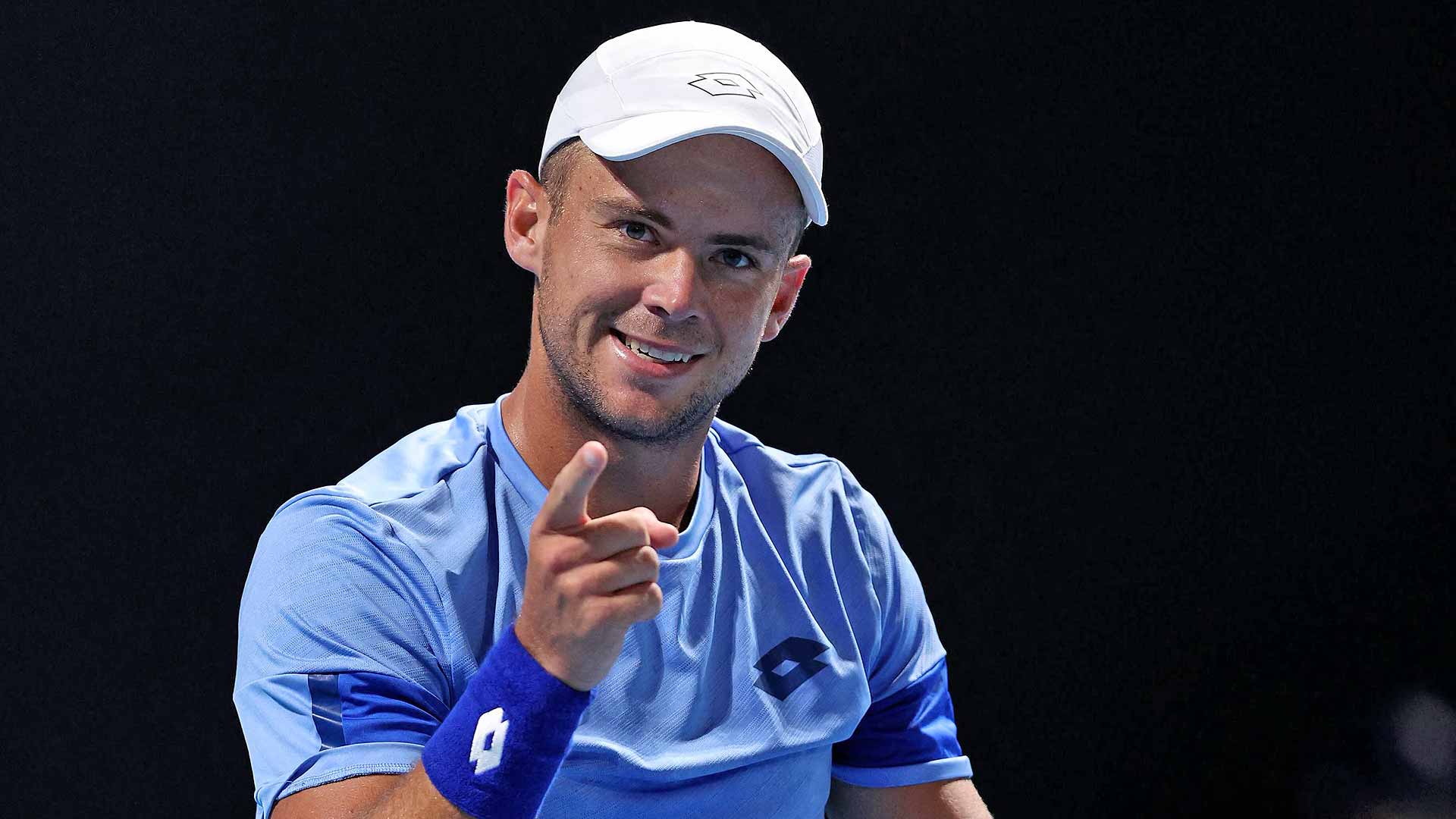 Enzo Couacaud derrota a Hugo Dellien en la primera ronda del Abierto de Australia.