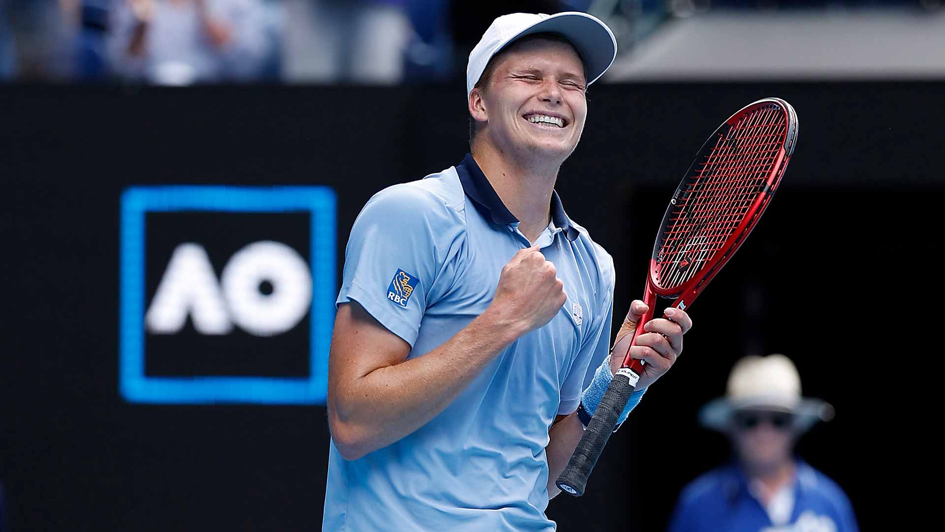 Jenson Brooksby celebra su victoria ante Caper Ruud en Melbourne.