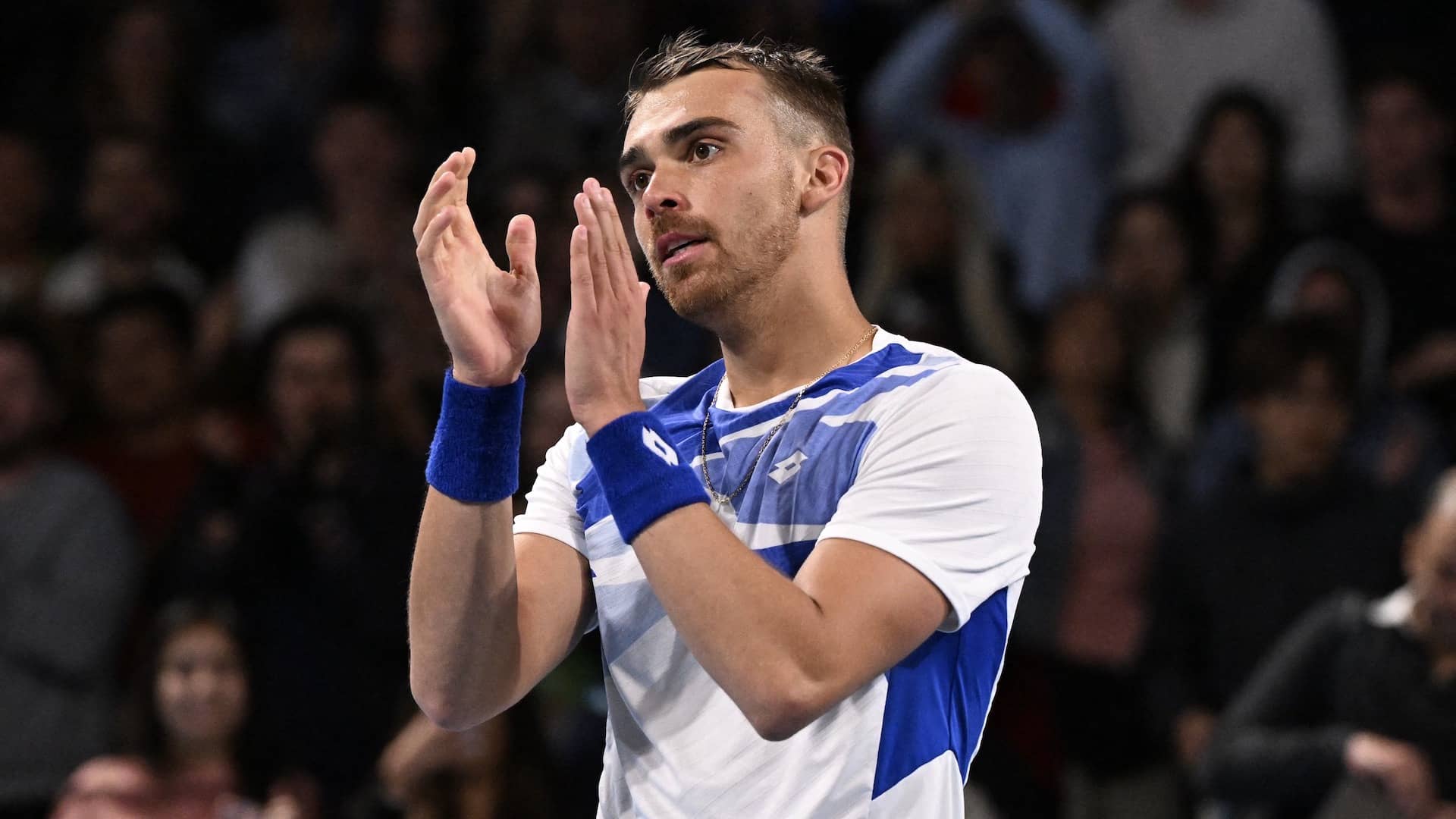 Benjamin Bonzi completó una épica victoria a cinco mangas ante Pablo Carreño en el Abierto de Australia.