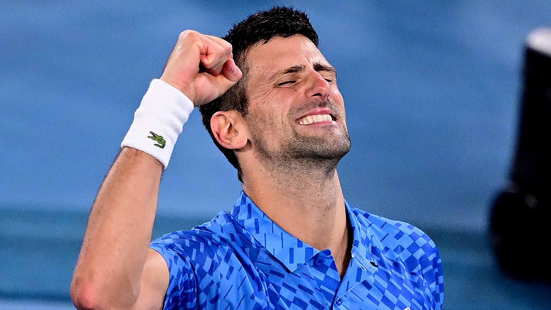 Novak Djokovic celebra su victoria ante Tommy Paul en las semifinales del Abierto de Australia 2023.