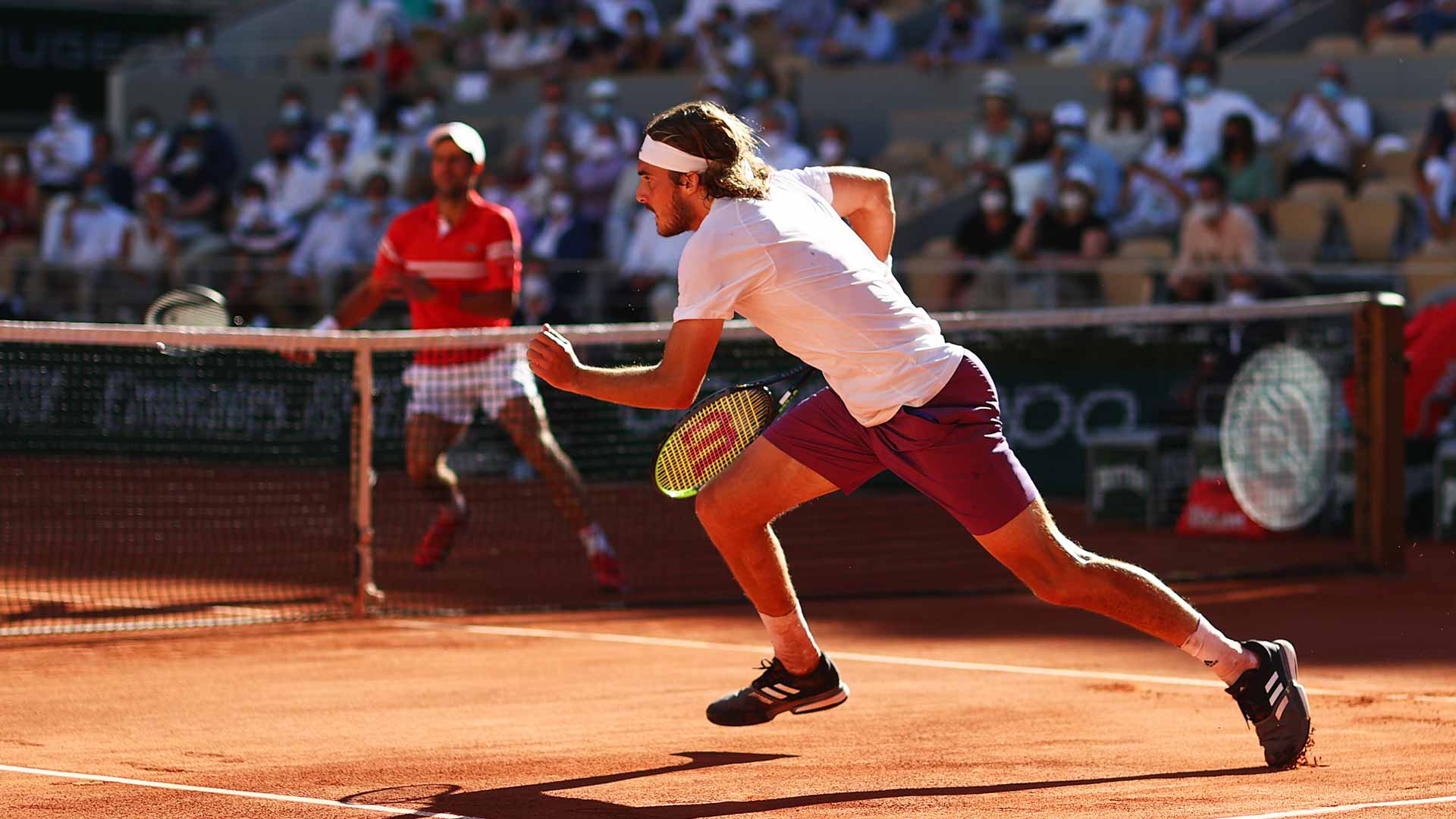 Novak Djokovic y Stefanos Tsitsipas durante su partido en Roland Garros 2021.