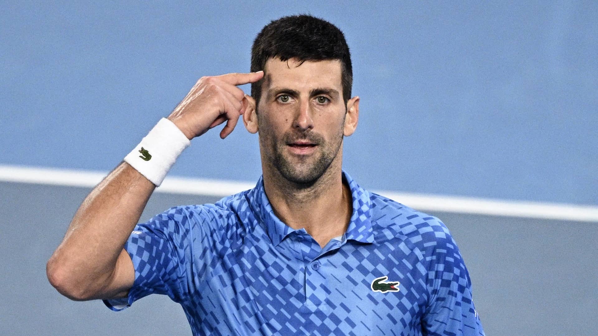 Novak Djokovic celebra su triunfo sobre Stefanos Tsitsipas en la final del Abierto de Australia 2023.