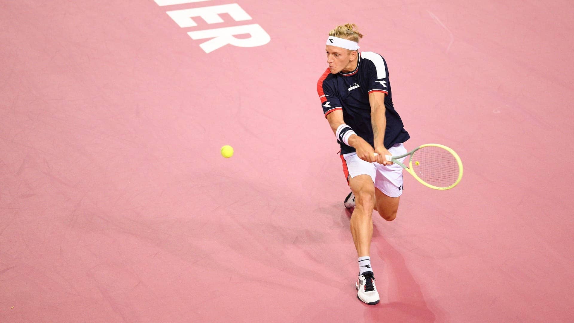 Alejandro Davidovich Fokina conecta un revés ante Ugo Humbert en el Open Sud de France 2023.