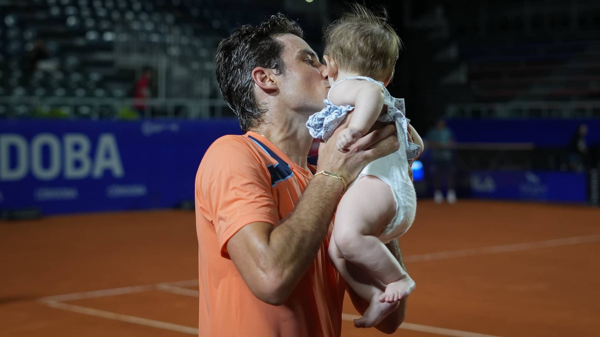 Guido Pella festeja su debut con triunfo en R1 del Córdoba Open junto a su hija Arianna.