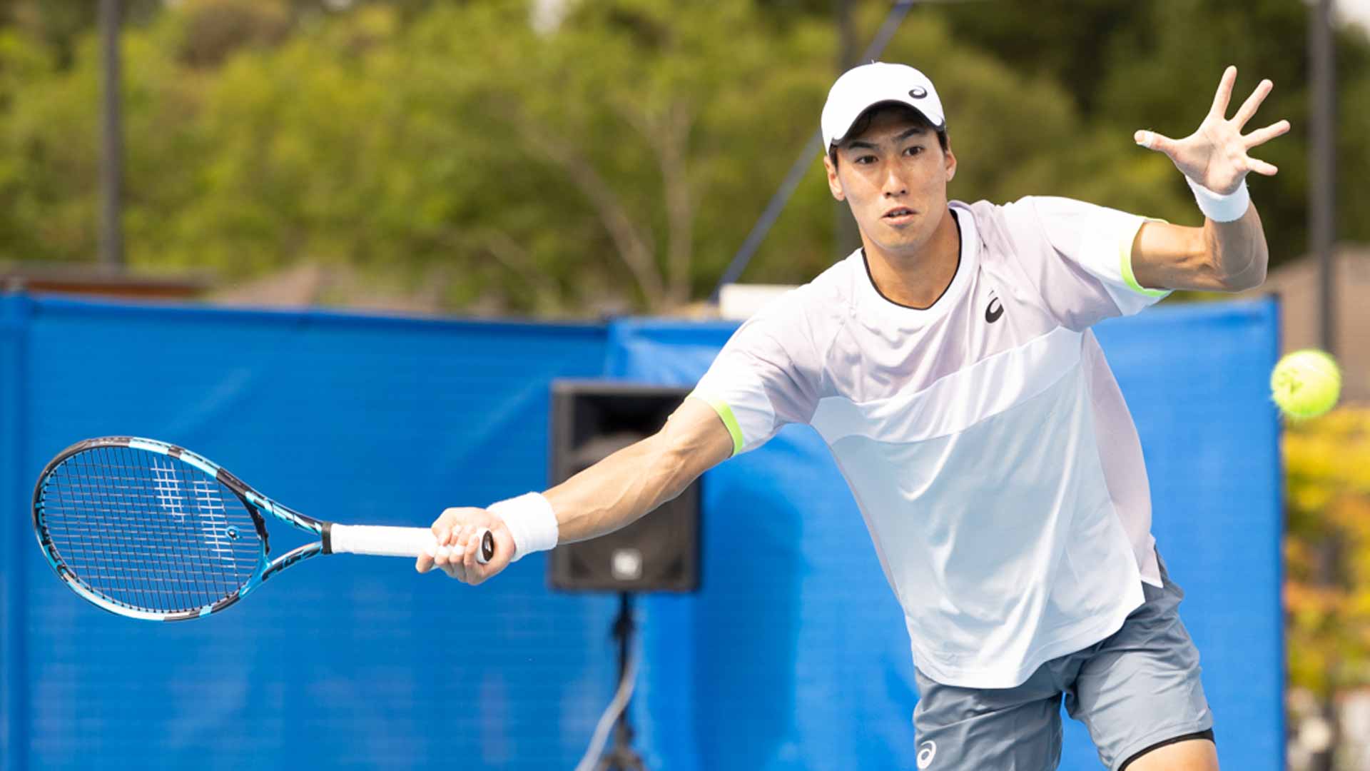 <a href='https://www.atptour.com/en/players/yosuke-watanuki/wb08/overview'>Yosuke Watanuki</a> in action at the 2023 Canberra Challenger.